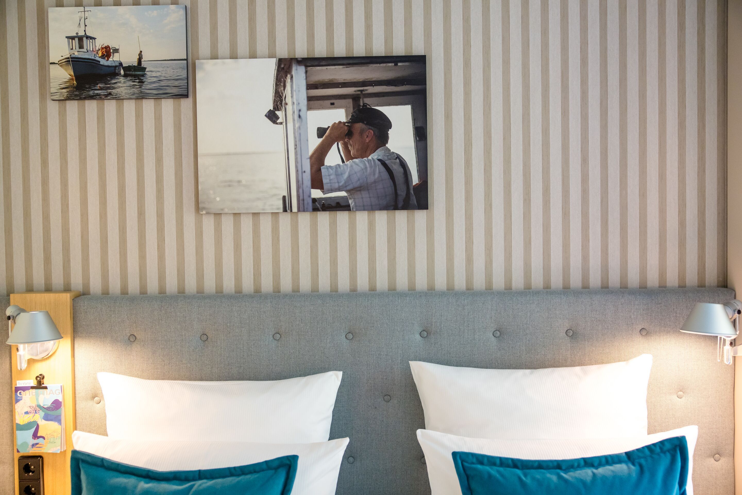 Hotel Rostock Motel One Blick auf Doppelbett und Bild über dem Bett