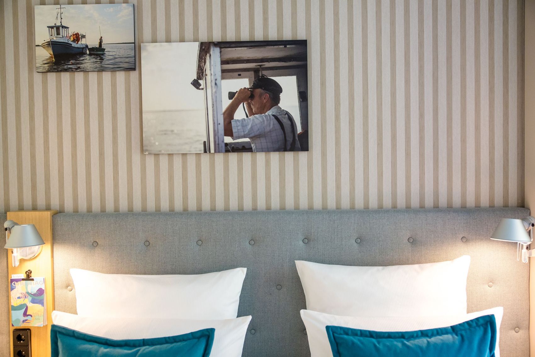 Hotel Rostock Motel One Blick auf Doppelbett und Bild über dem Bett