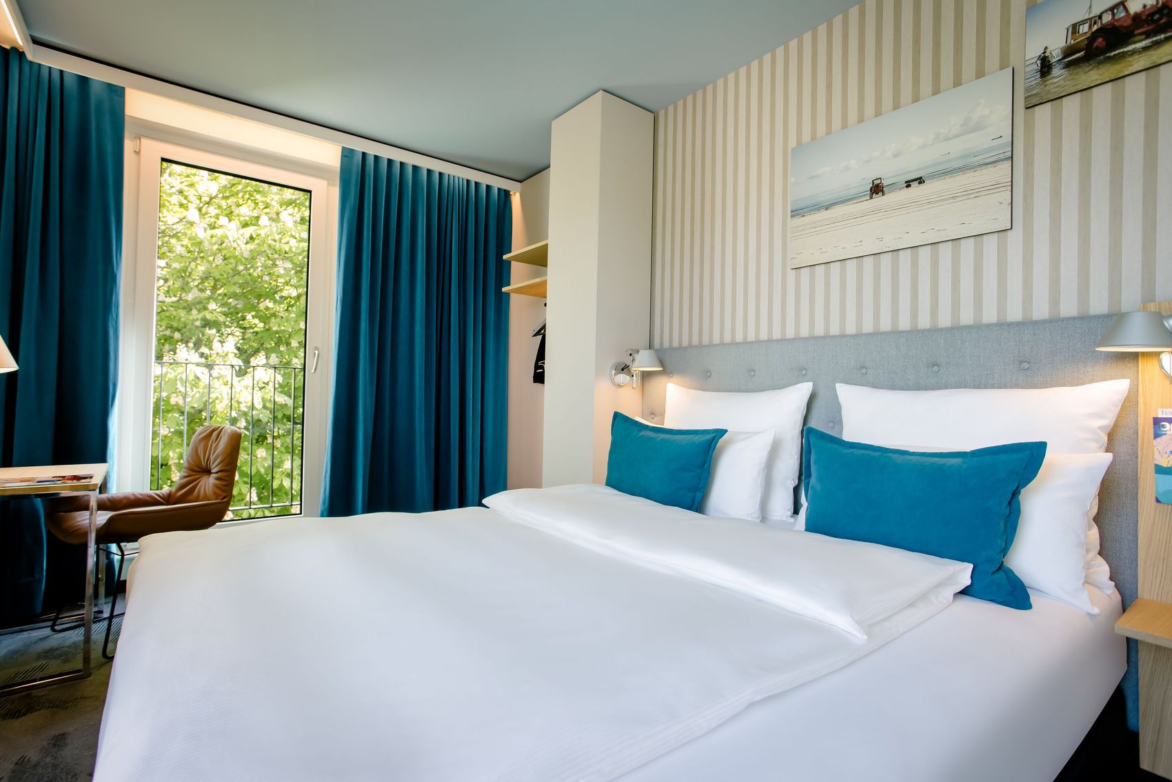 Hotel Rostock Motel One Doppelzimmer mit bodentiefen Fenstern