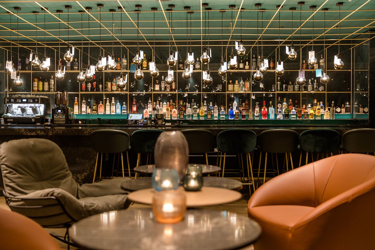Hotel Rotterdam Motel One Bar mit Sesseln und Barhockern