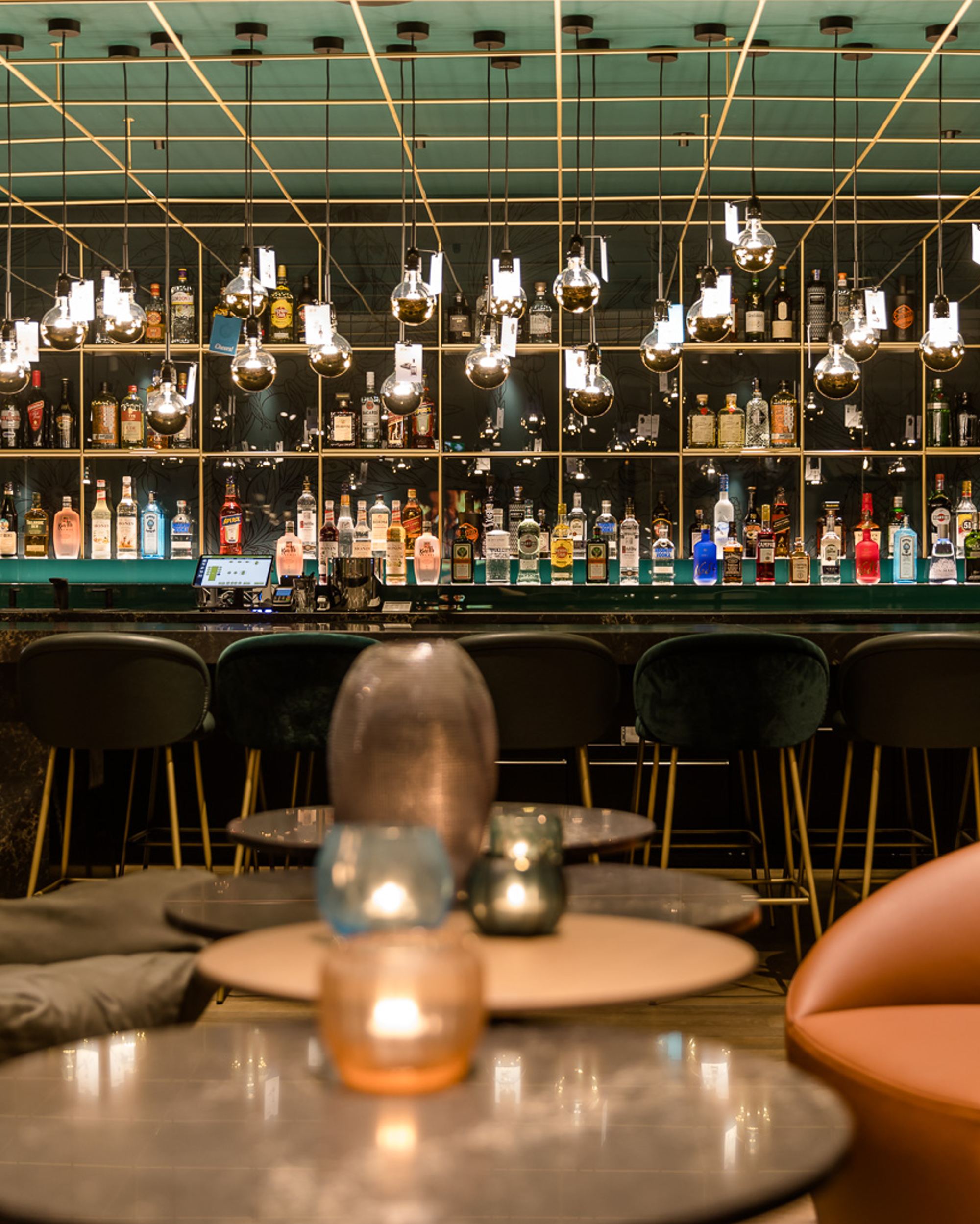 Hotel Rotterdam Motel One Bar mit Sesseln und Barhockern