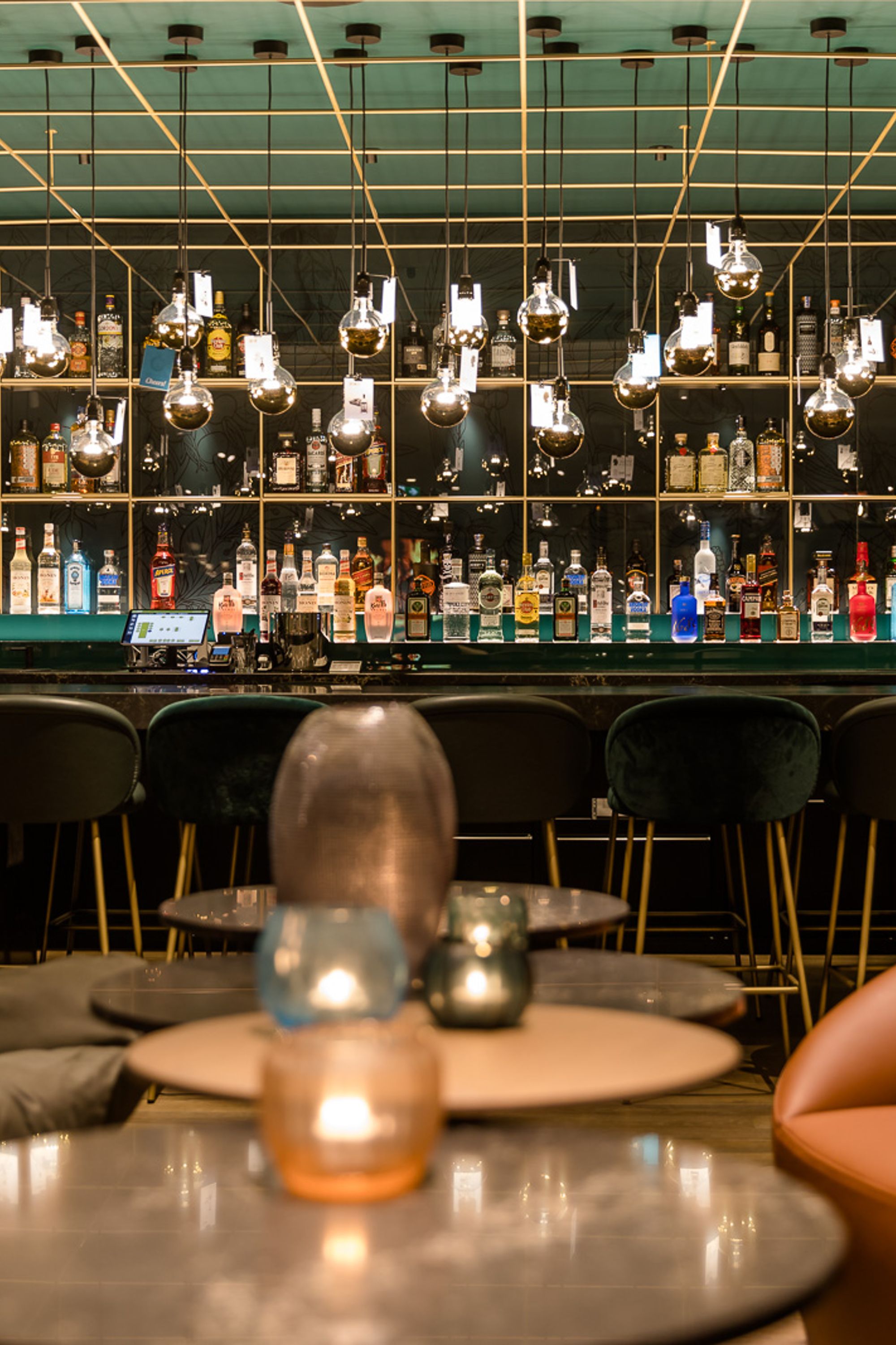 Hotel Rotterdam Motel One Bar mit Sesseln und Barhockern