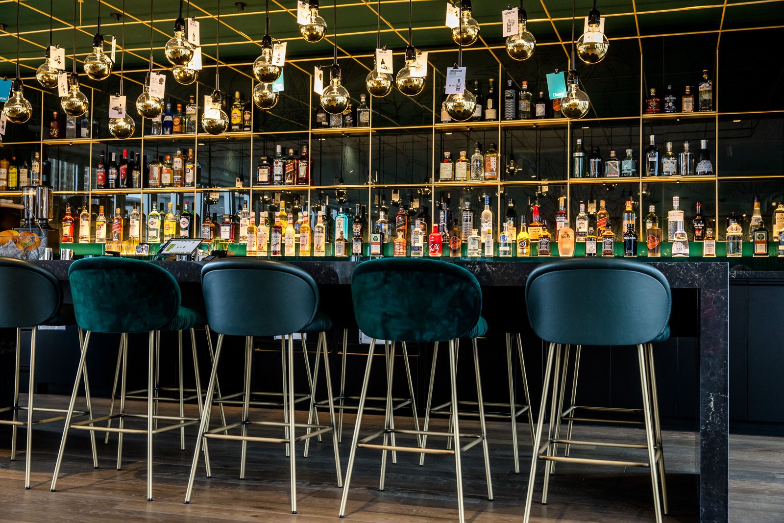 Hotel Rotterdam Motel One Bar mit Barhockern