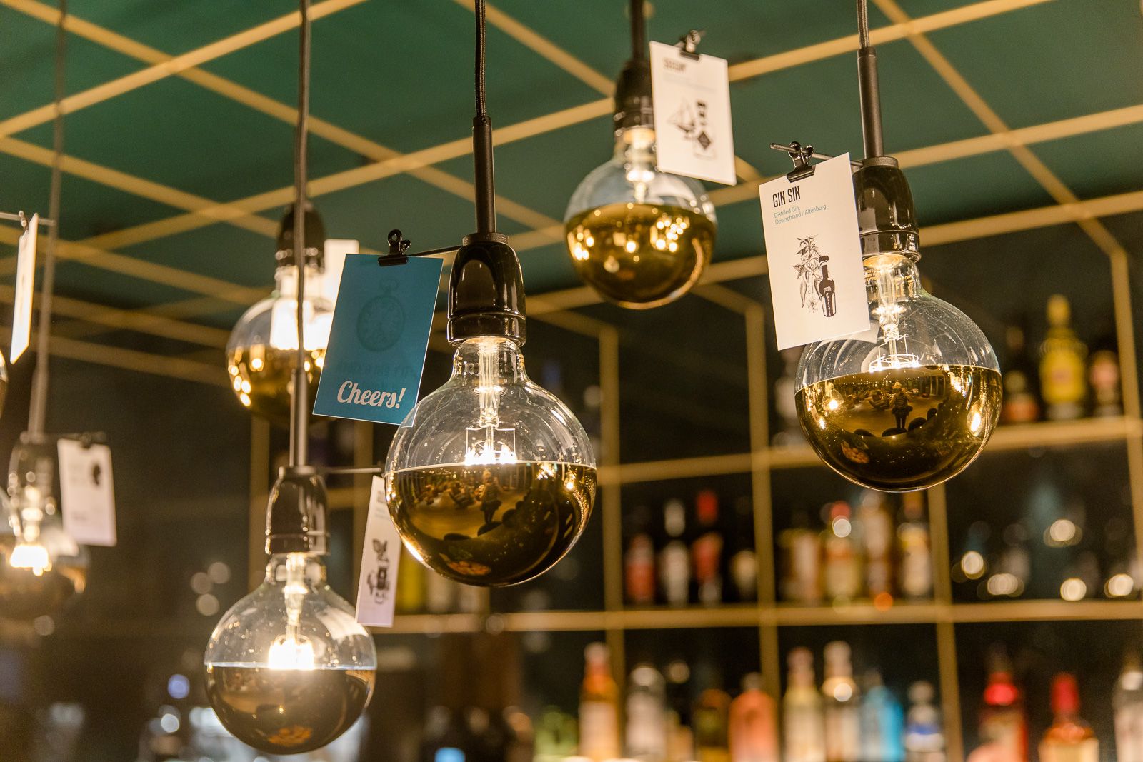 Designhotel Rotterdam Motel One Nahmaufnahme Deckenlampen Glühbirnen