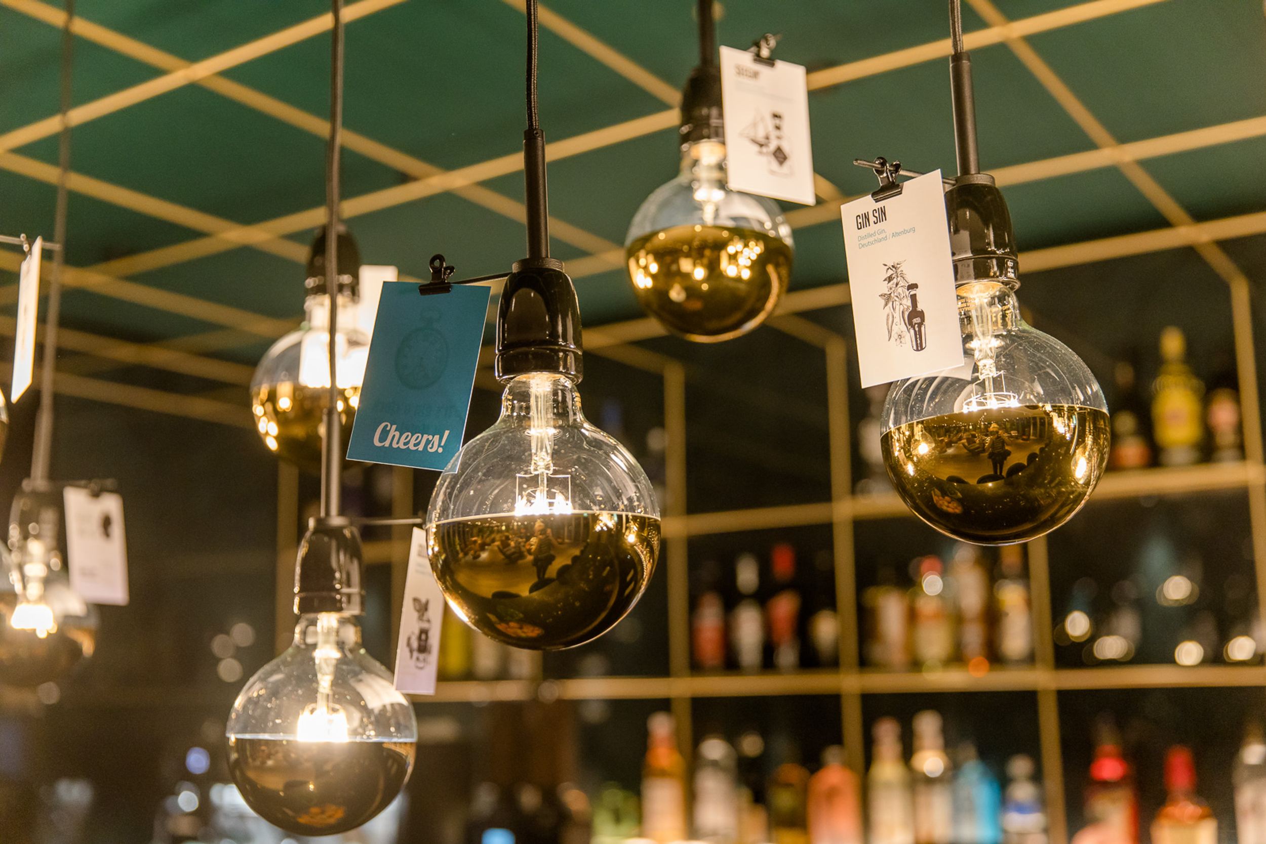 Designhotel Rotterdam Motel One Nahmaufnahme Deckenlampen Glühbirnen