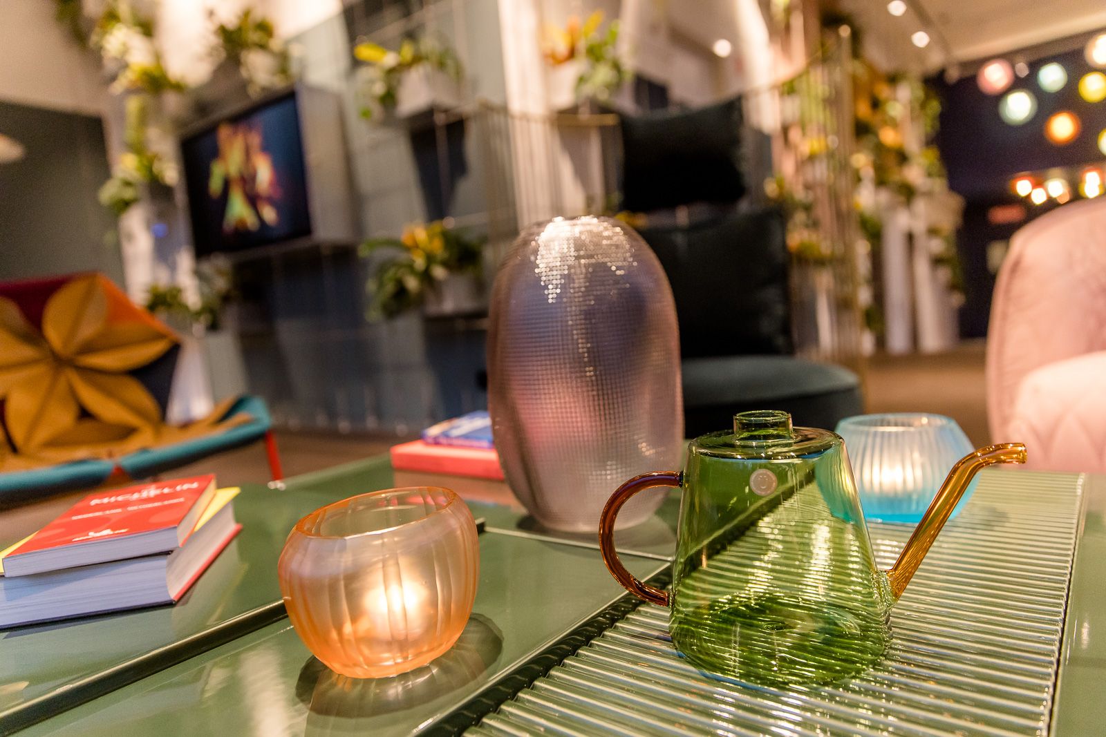 Designhotel Rotterdam Motel One Detailaufnahme Tisch mit mehrfarbigen Dekoartikeln