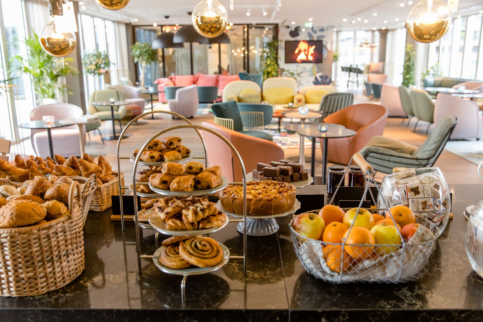 Designhotel Rotterdam Motel One Frühstücksraum mit großer Auswahl an Desserts