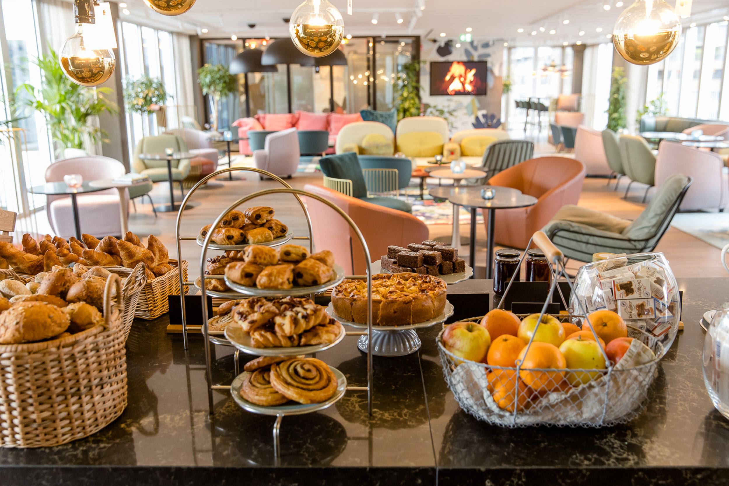 Designhotel Rotterdam Motel One Frühstücksraum mit großer Auswahl an Desserts