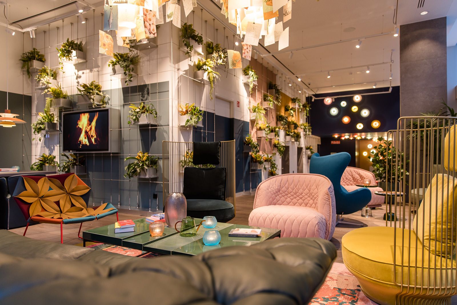 Designhotel Rotterdam Motel One Lounge mit mehreren Sesseln