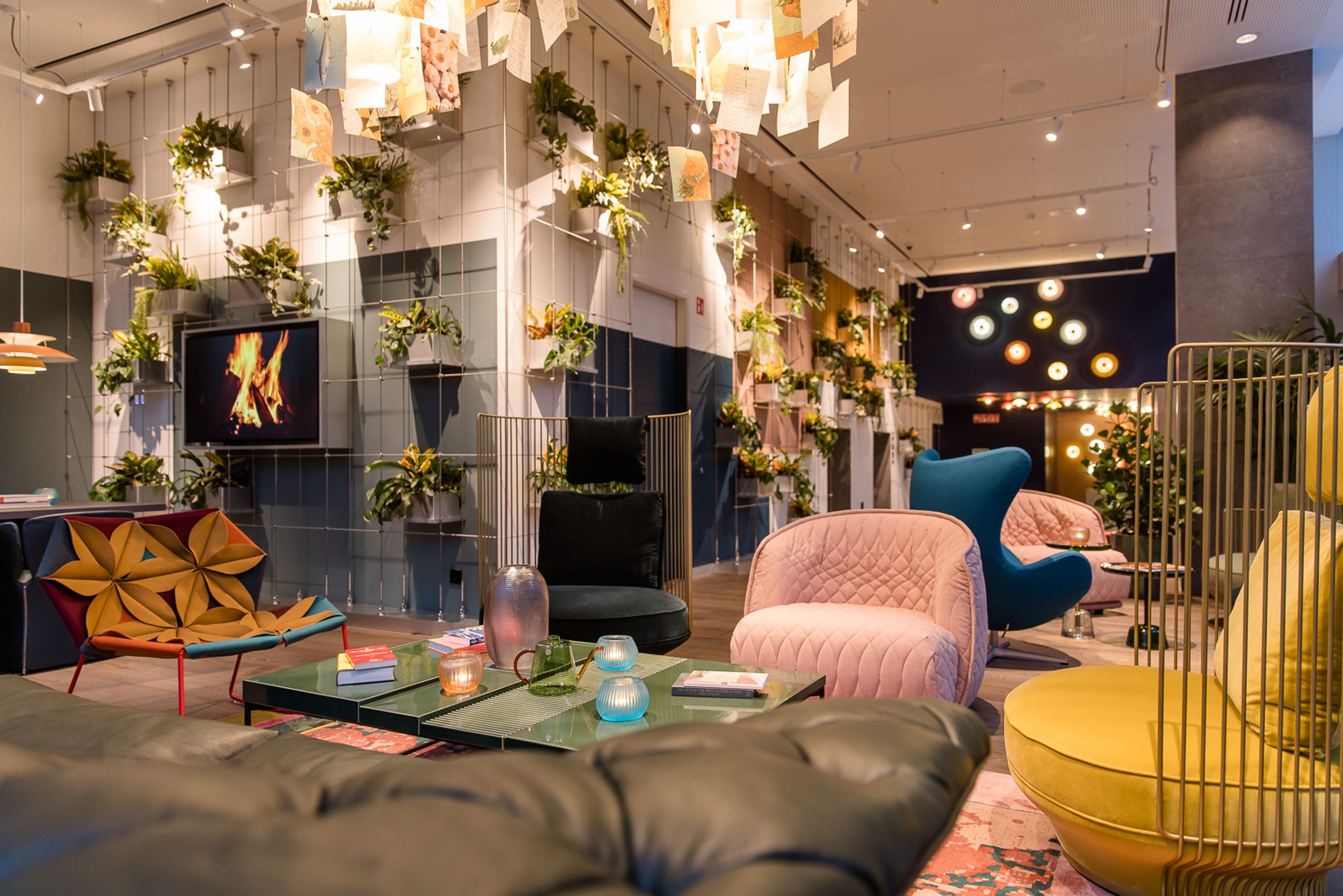 Designhotel Rotterdam Motel One Lounge mit mehreren Sesseln