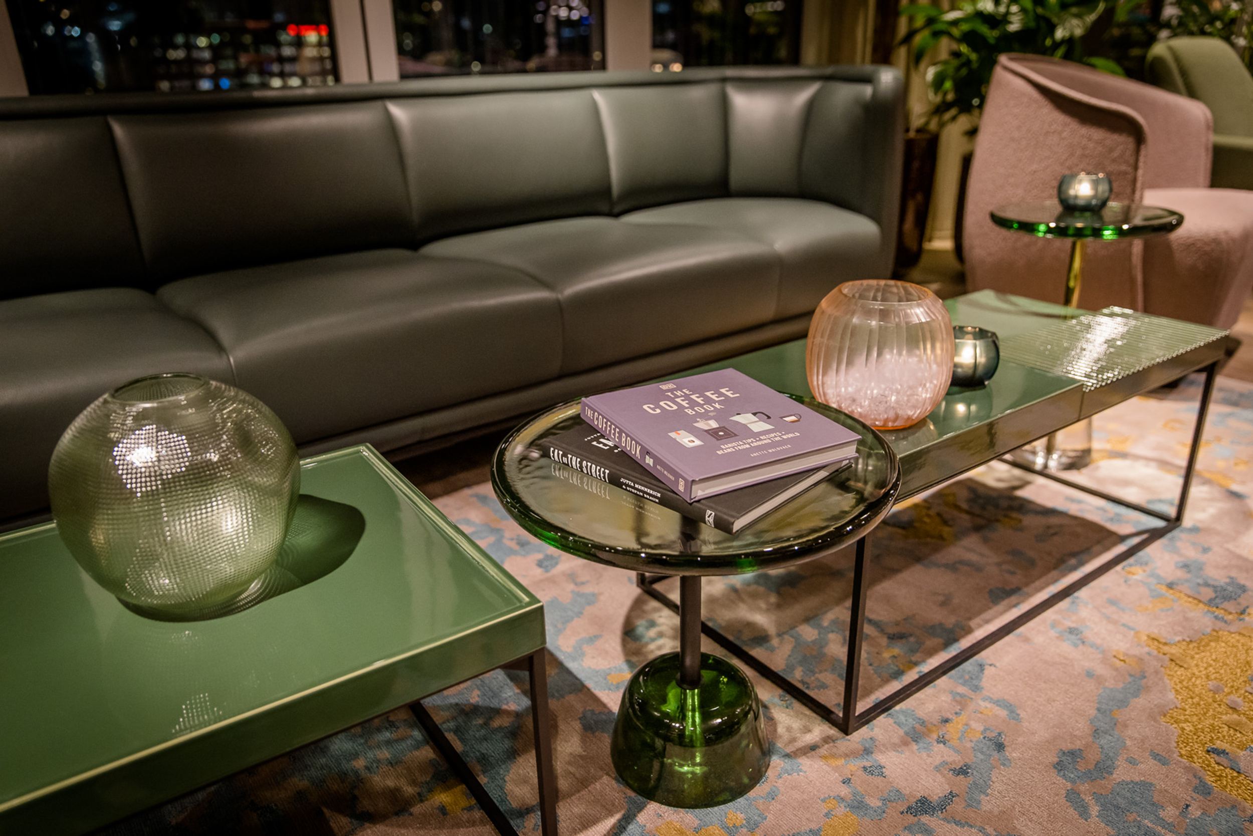 Designhotel Rotterdam Motel One Nahaufnahme Couch und Beistelltisch