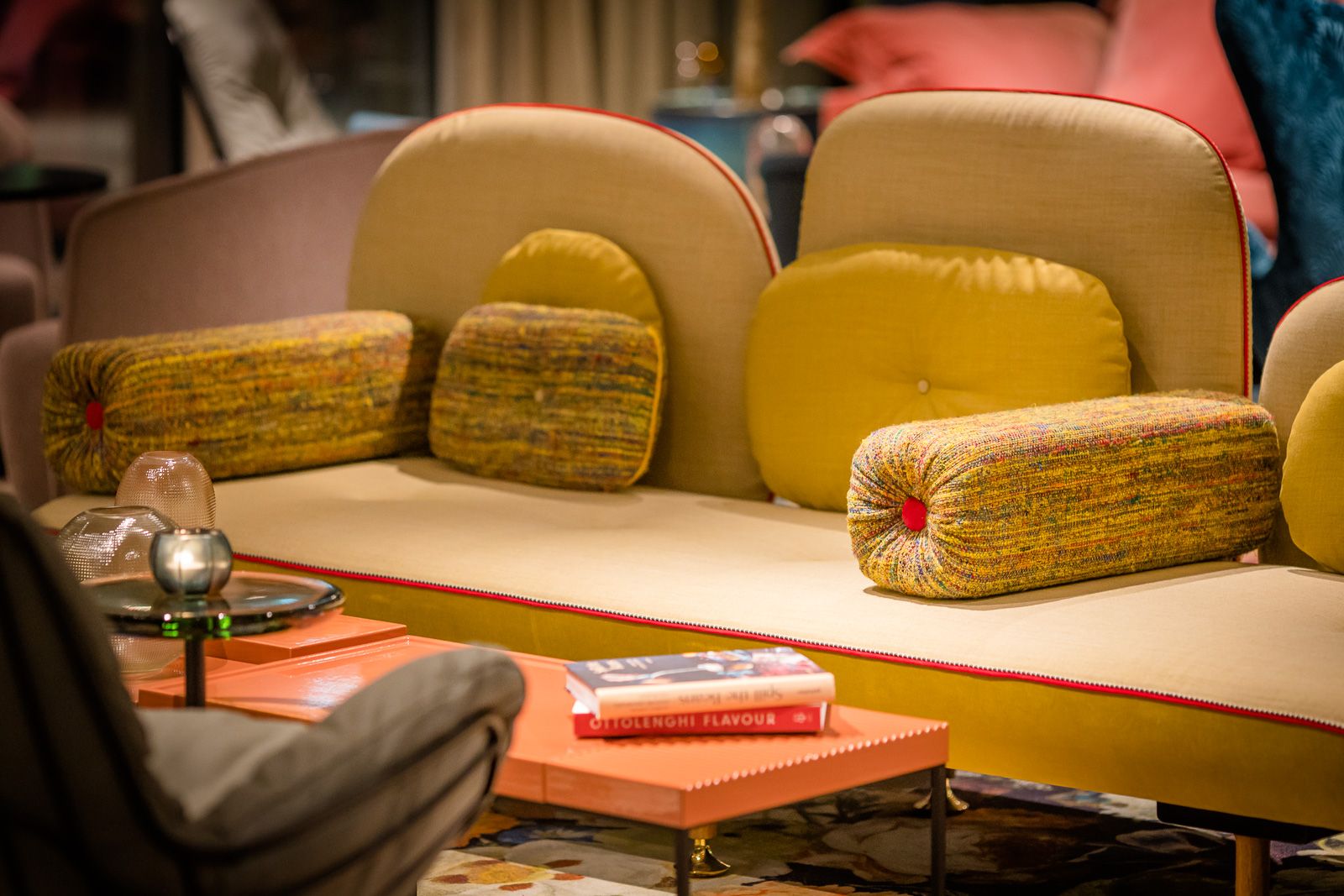 Designhotel Rotterdam Motel One Nahaufnahme gelbe Couch
