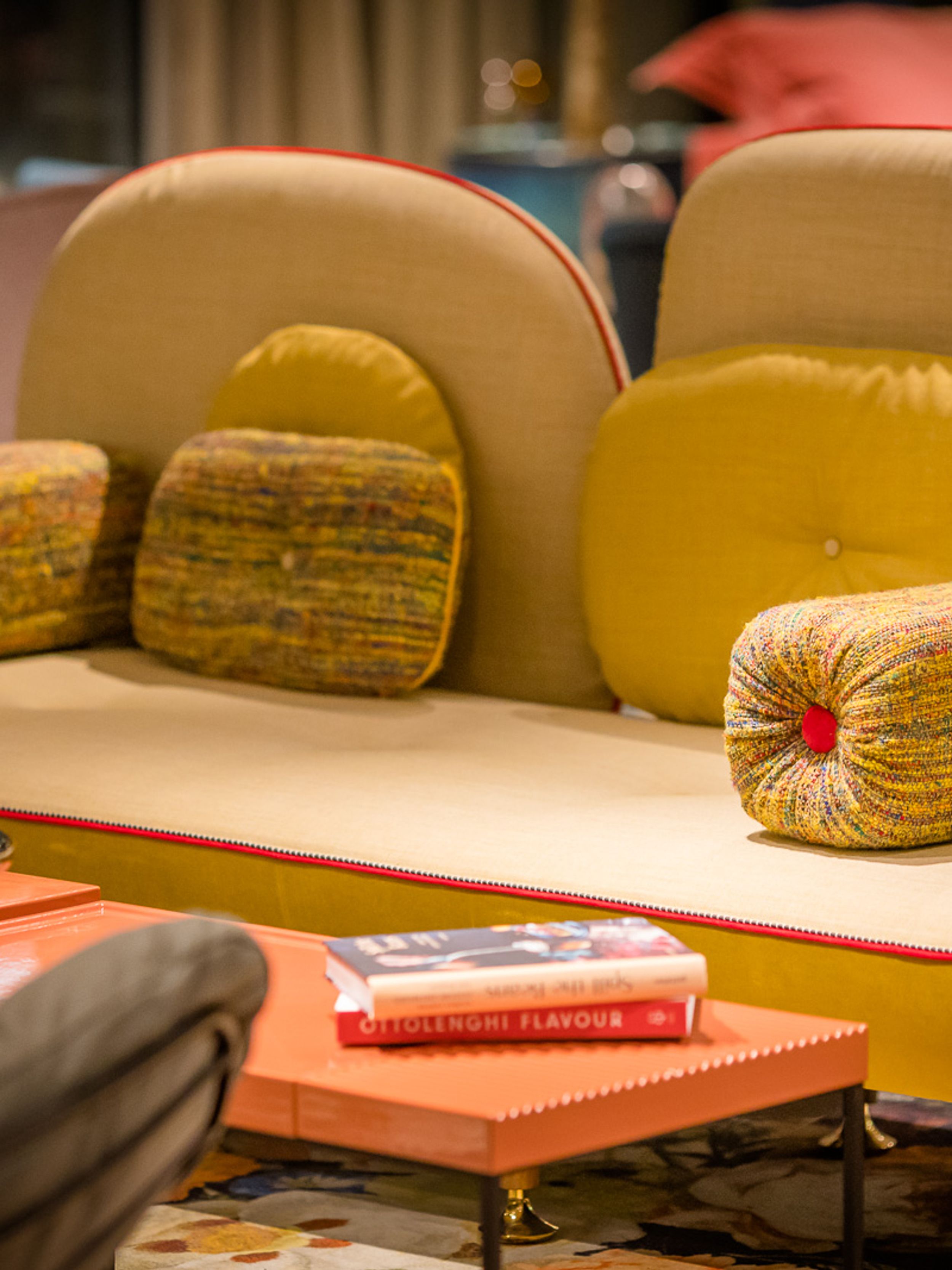 Designhotel Rotterdam Motel One Nahaufnahme gelbe Couch