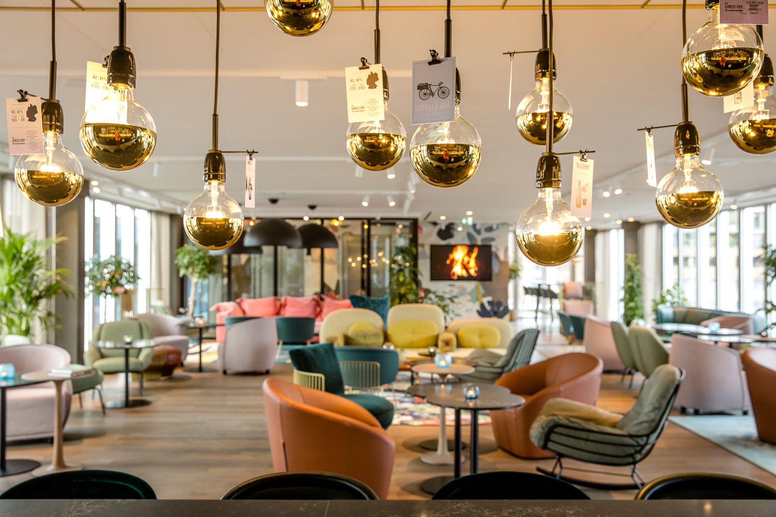 Designhotel Rotterdam Motel One Loungebereich mit Sesseln und Tischen