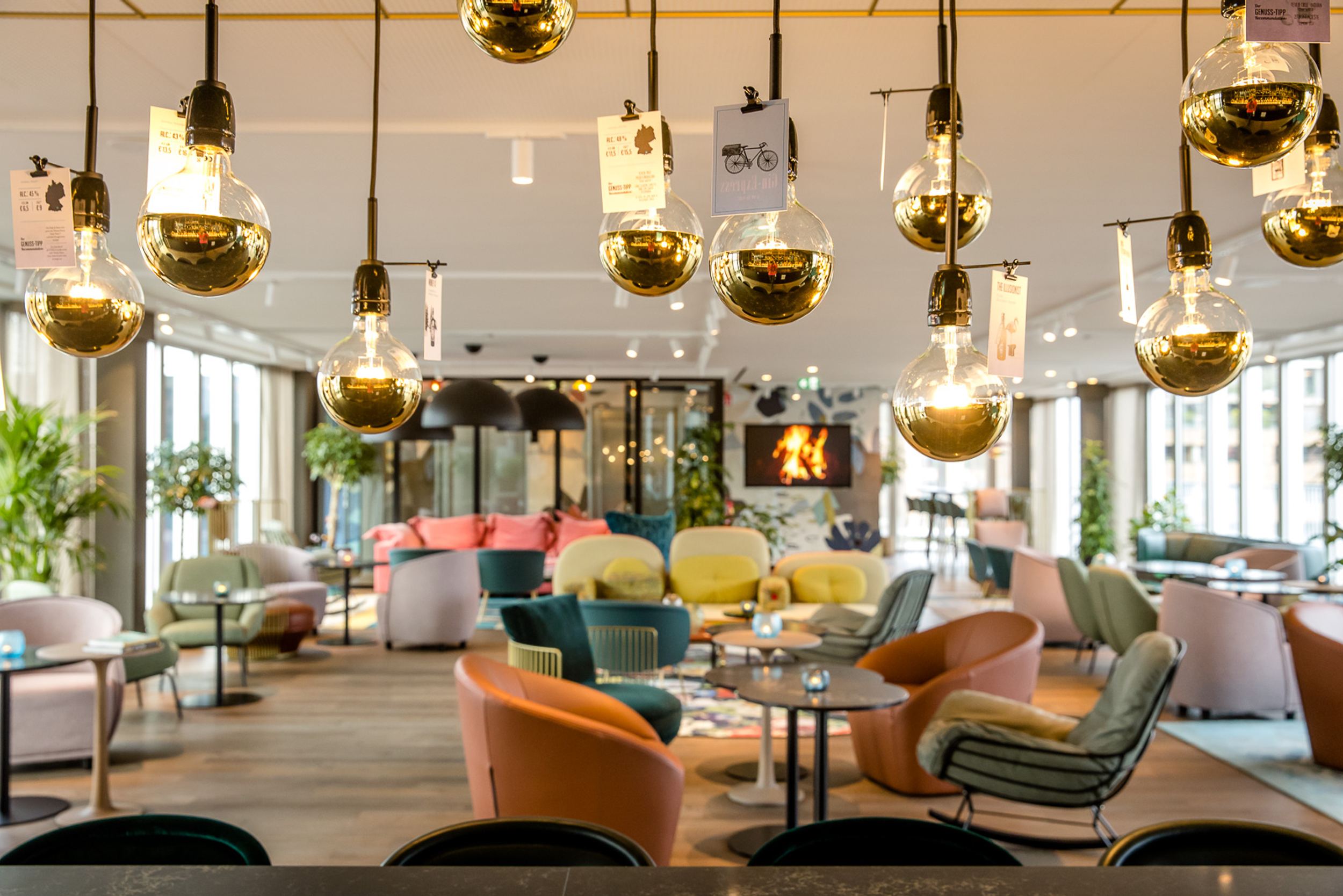 Designhotel Rotterdam Motel One Loungebereich mit Sesseln und Tischen