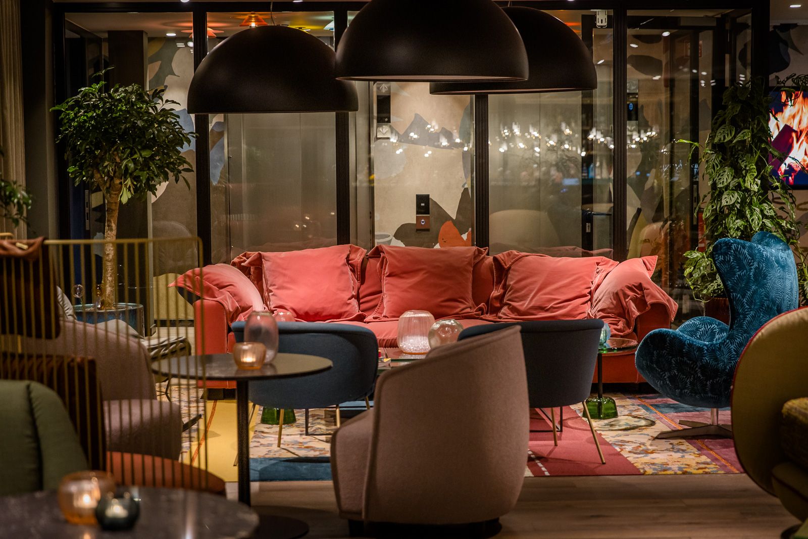 Designhotel Rotterdam Motel One rote Couch und mehrere Sessel