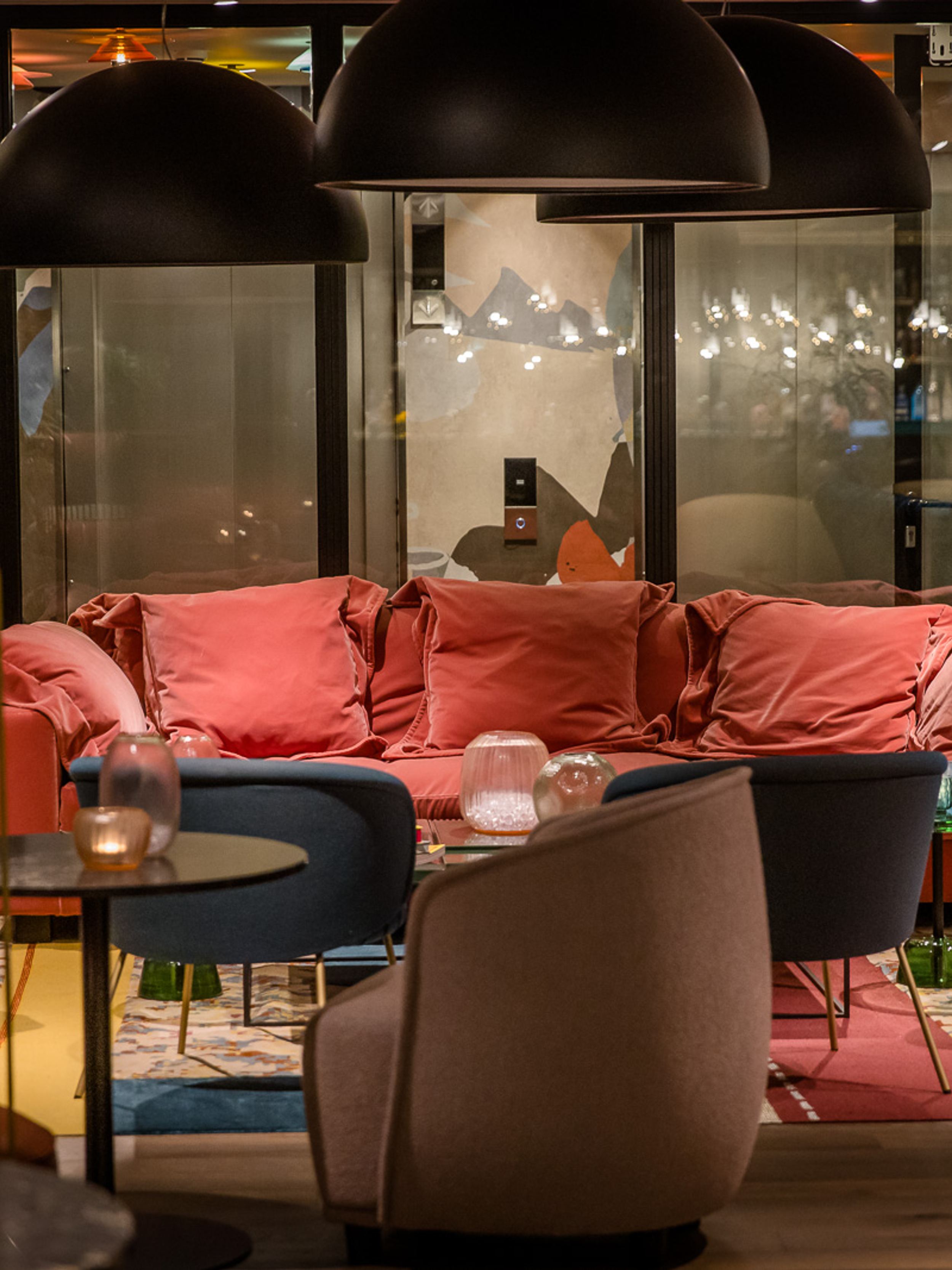 Designhotel Rotterdam Motel One rote Couch und mehrere Sessel