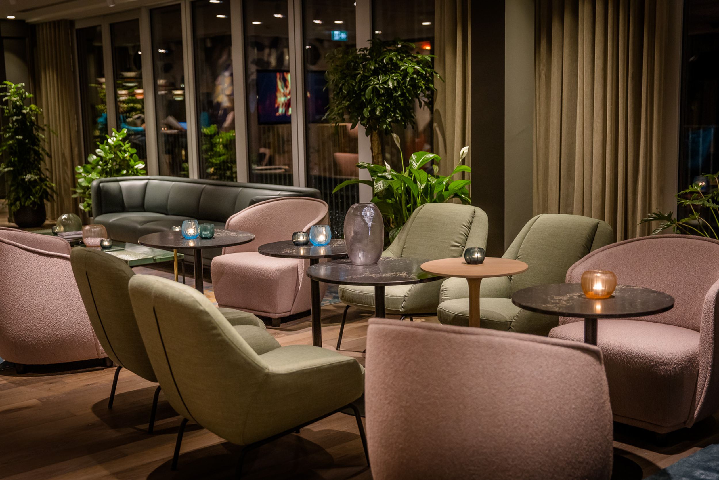 Designhotel Rotterdam Motel One Lounge mit mehreren Sesseln