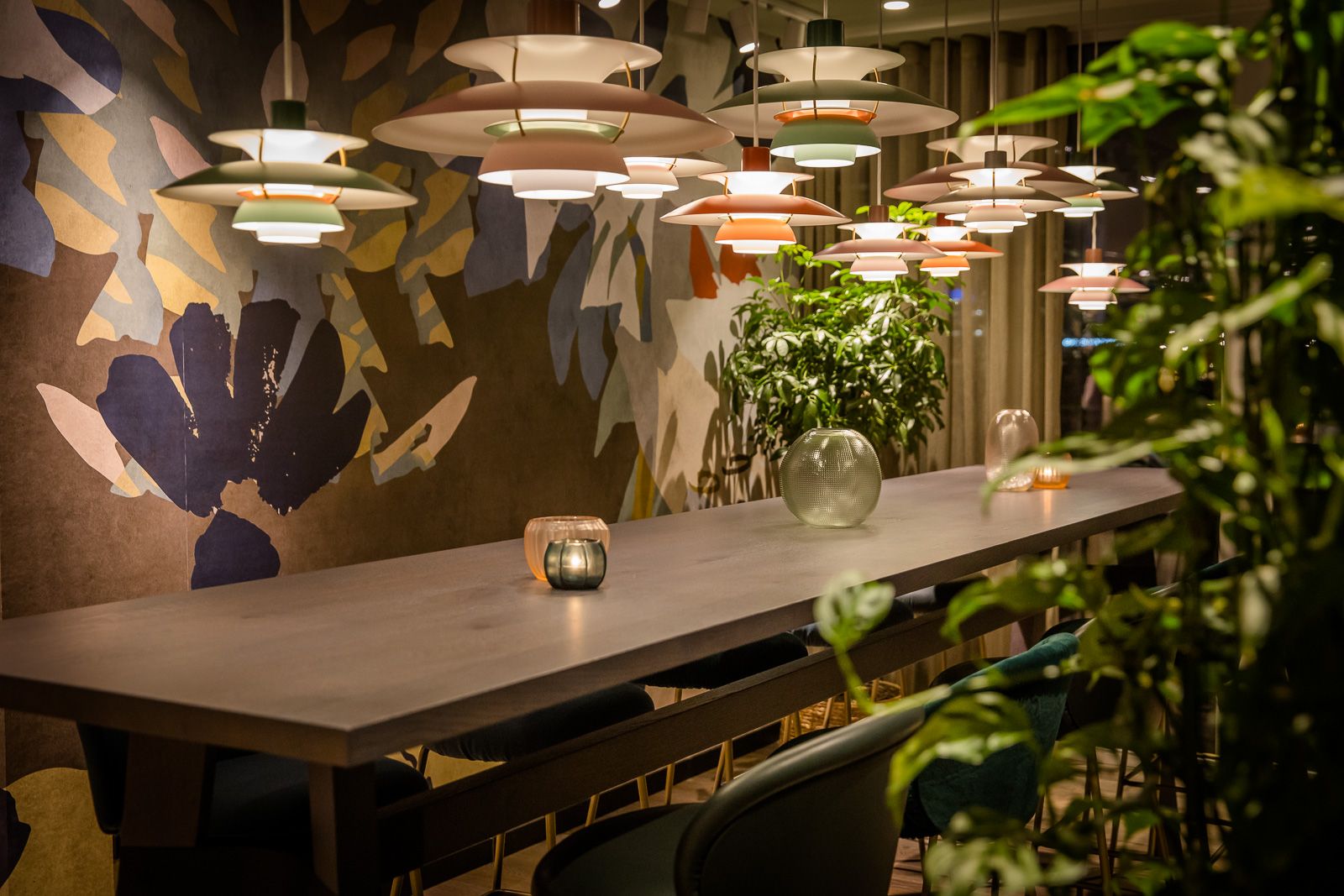 Designhotel Rotterdam Motel One Lounge langer Tisch mit mehreren Stühlen