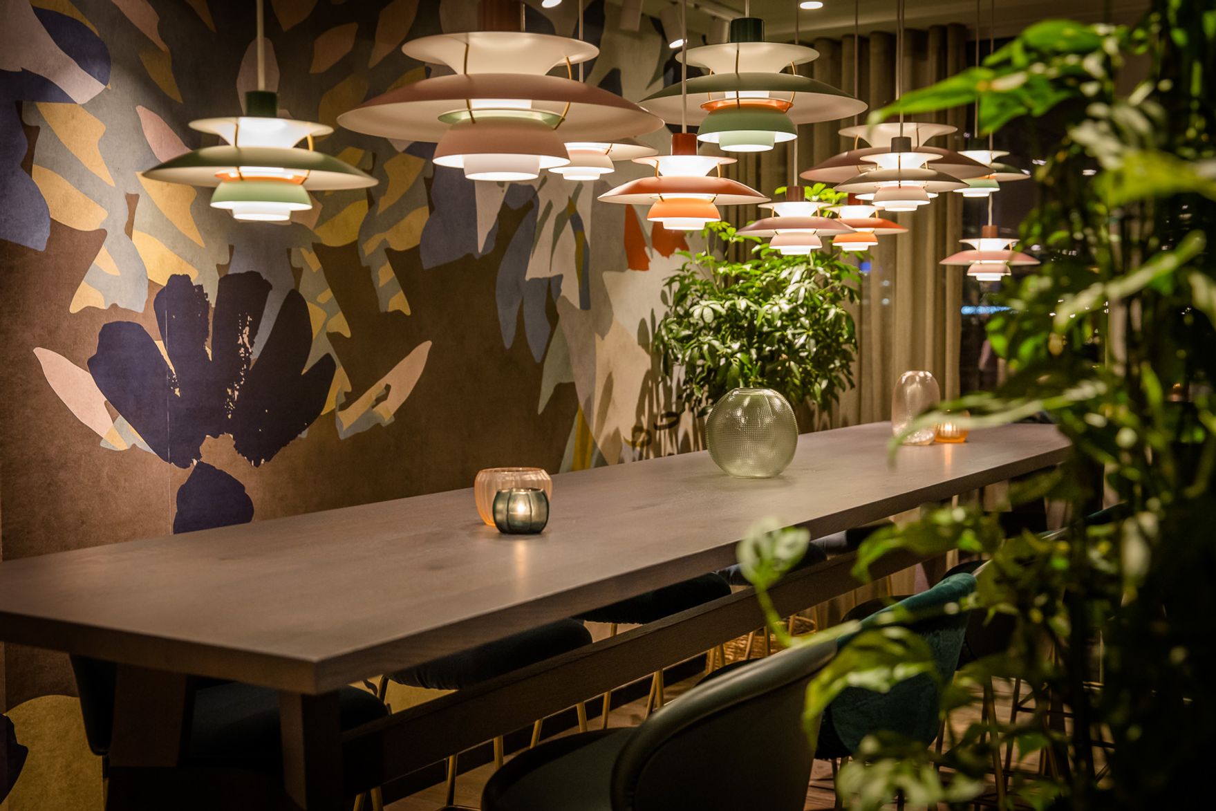 Designhotel Rotterdam Motel One Lounge langer Tisch mit mehreren Stühlen