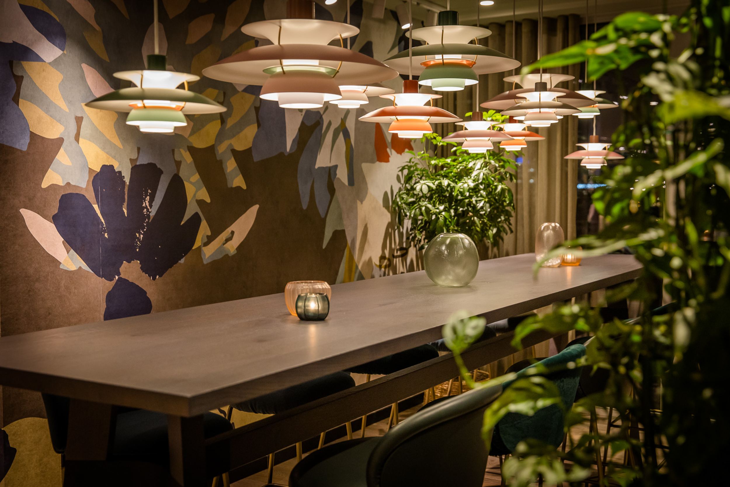 Designhotel Rotterdam Motel One Lounge langer Tisch mit mehreren Stühlen