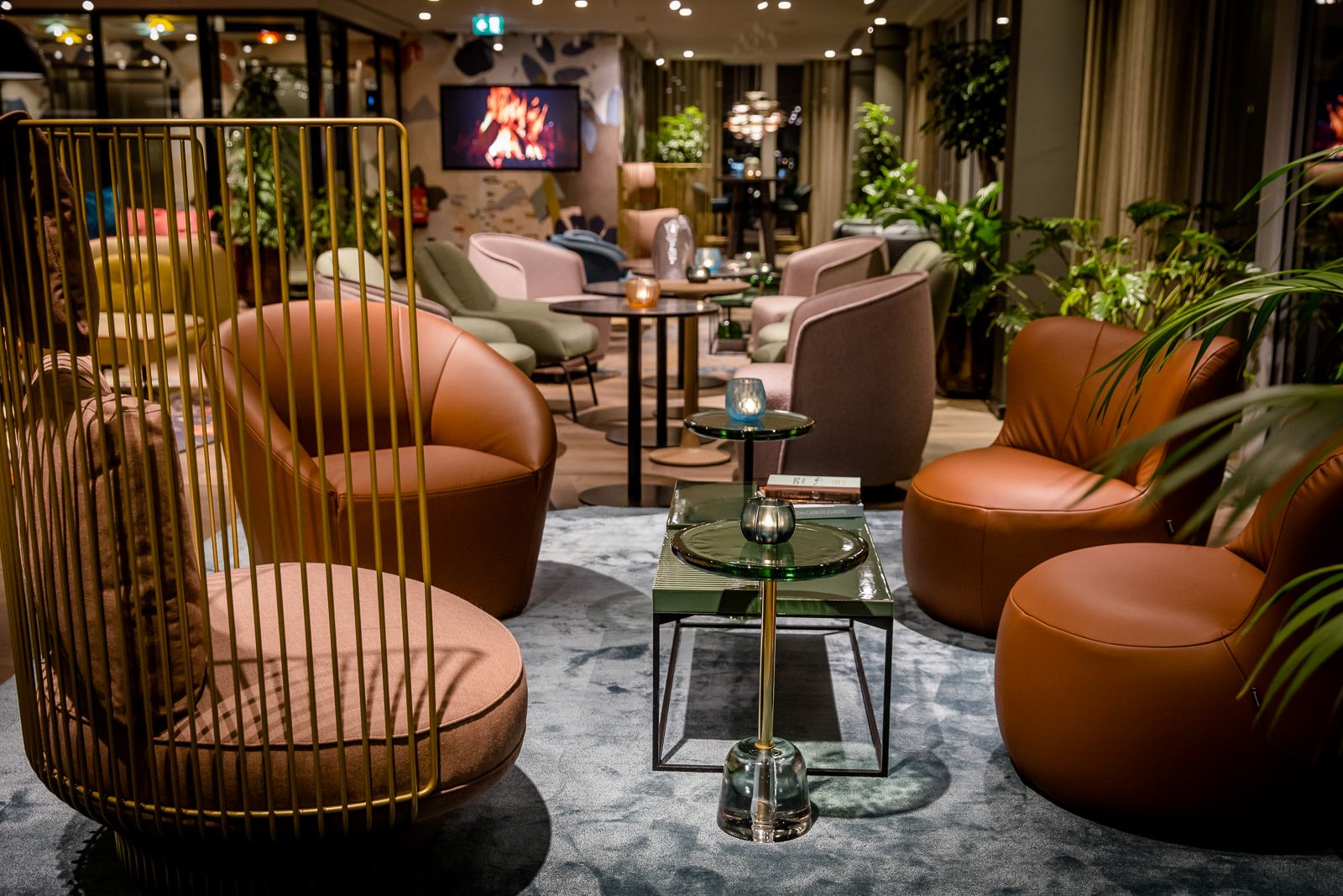 Designhotel Rotterdam Motel One Lounge mit mehreren Sesseln