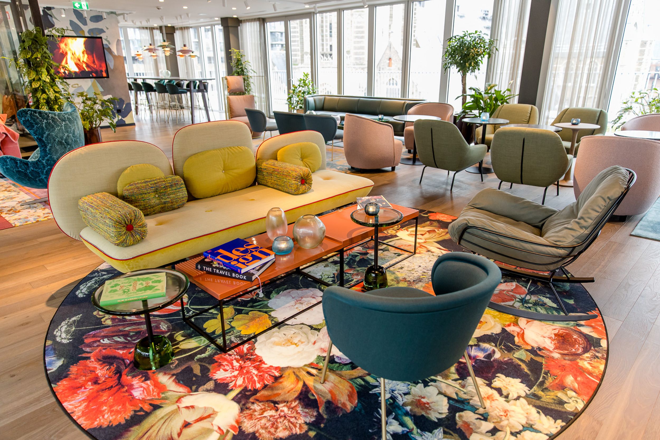 Designhotel Rotterdam Motel One lichtdurchflutete Lounge mit bodentiefen Fenstern