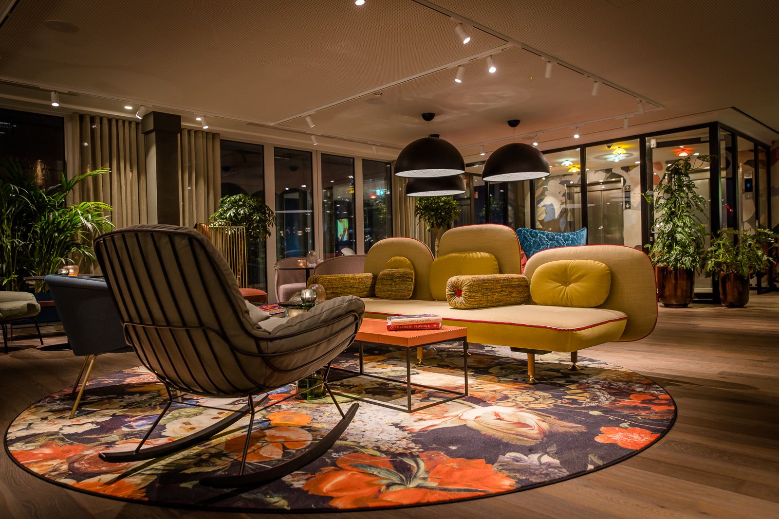 Designhotel Rotterdam Motel One Lounge am Abend mit großer Couch und Sesseln