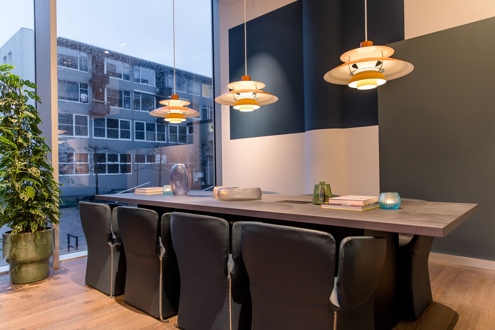 Designhotel Rotterdam Motel One Meetingraum mit langem Tisch und acht Stühlen