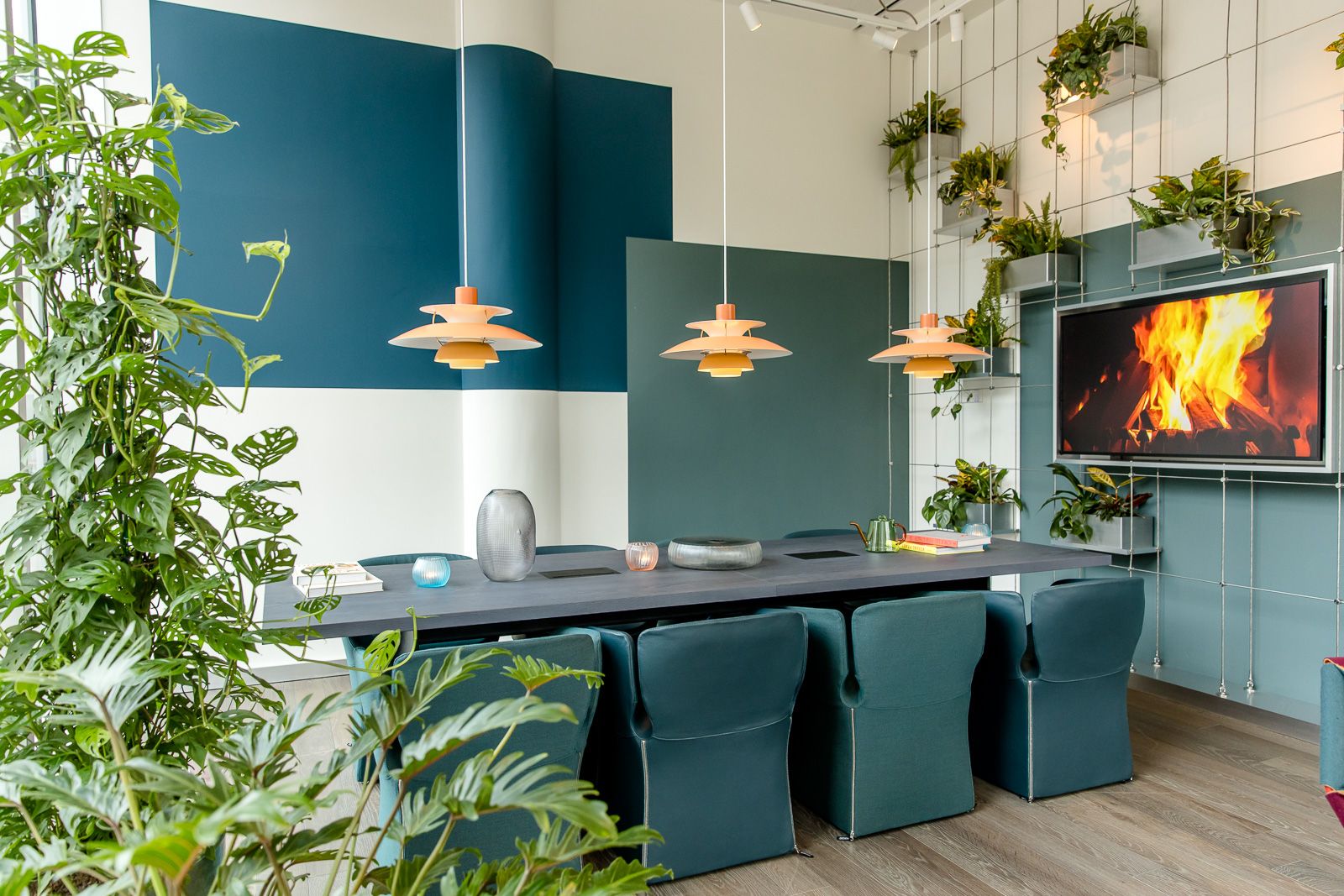 Designhotel Rotterdam Motel One Arbeitsbereich mit langem Tisch und mehreren Stühlen