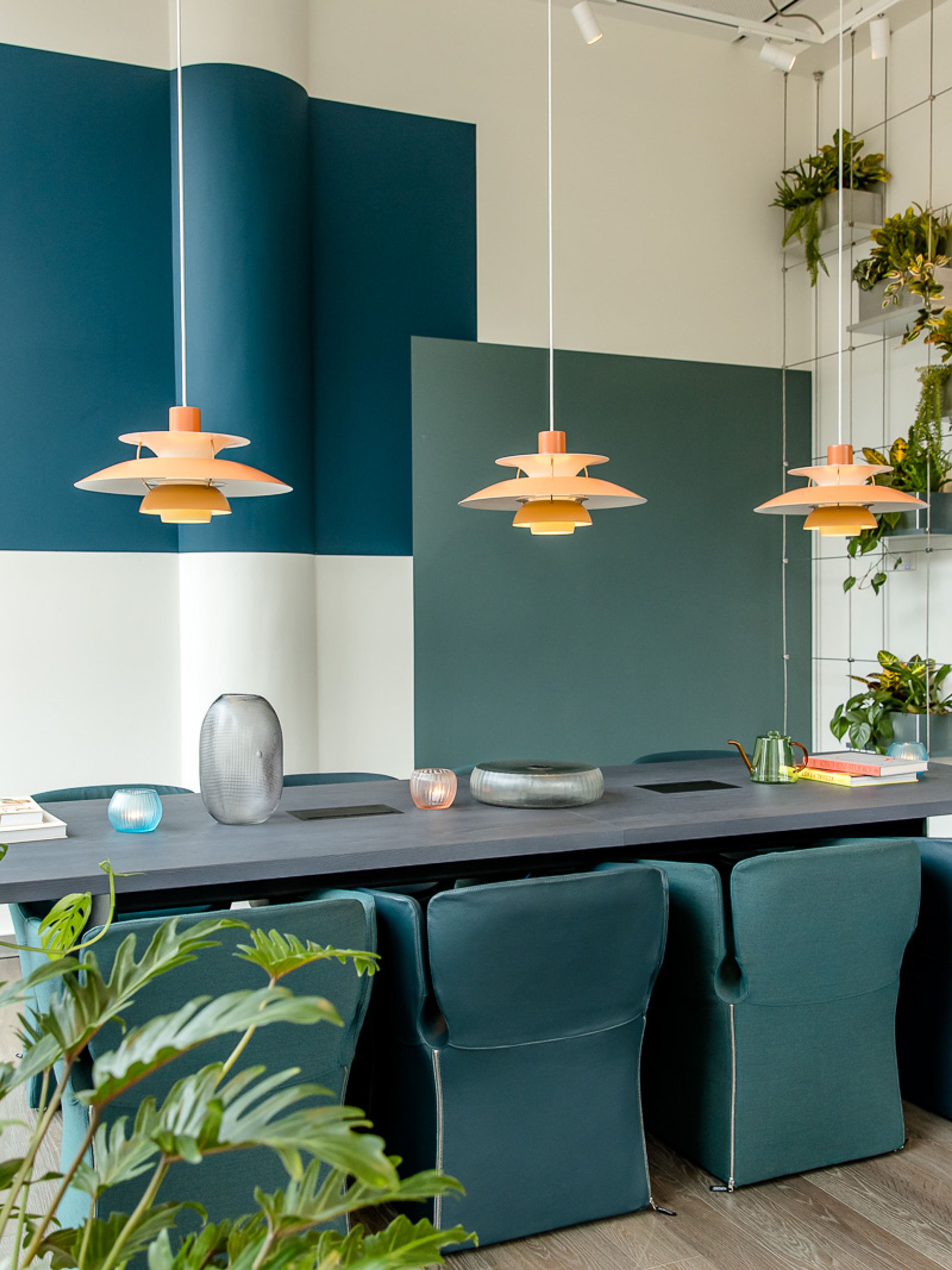 Designhotel Rotterdam Motel One Arbeitsbereich mit langem Tisch und mehreren Stühlen