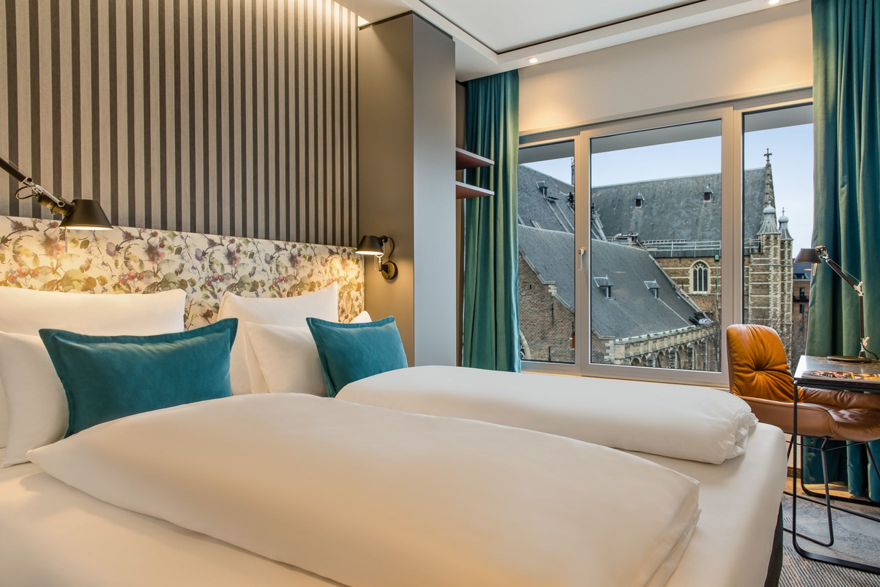 Designhotel Rotterdam Motel One Zimmer mit Doppelbett und Ausblick