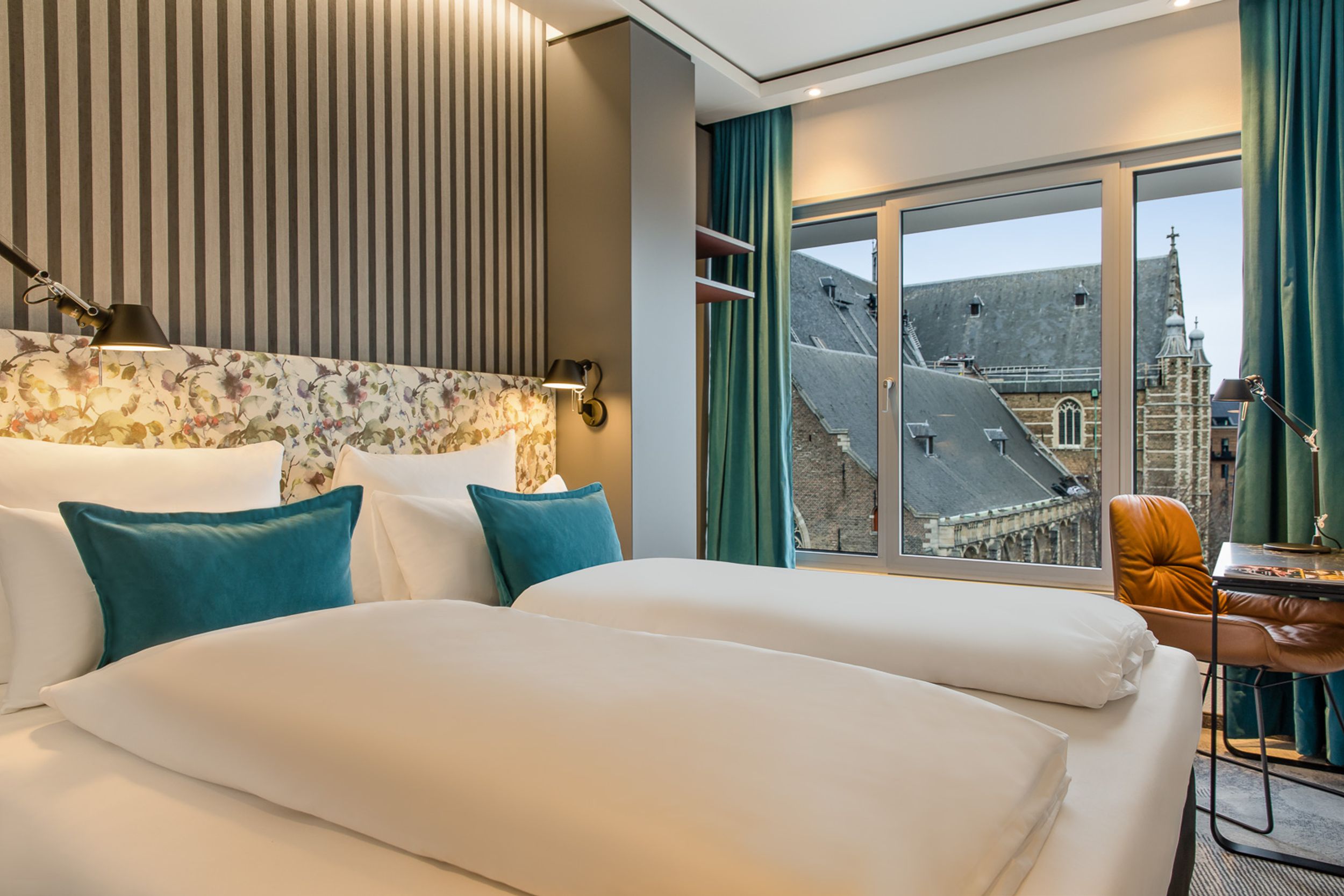 Designhotel Rotterdam Motel One Zimmer mit Doppelbett und Ausblick