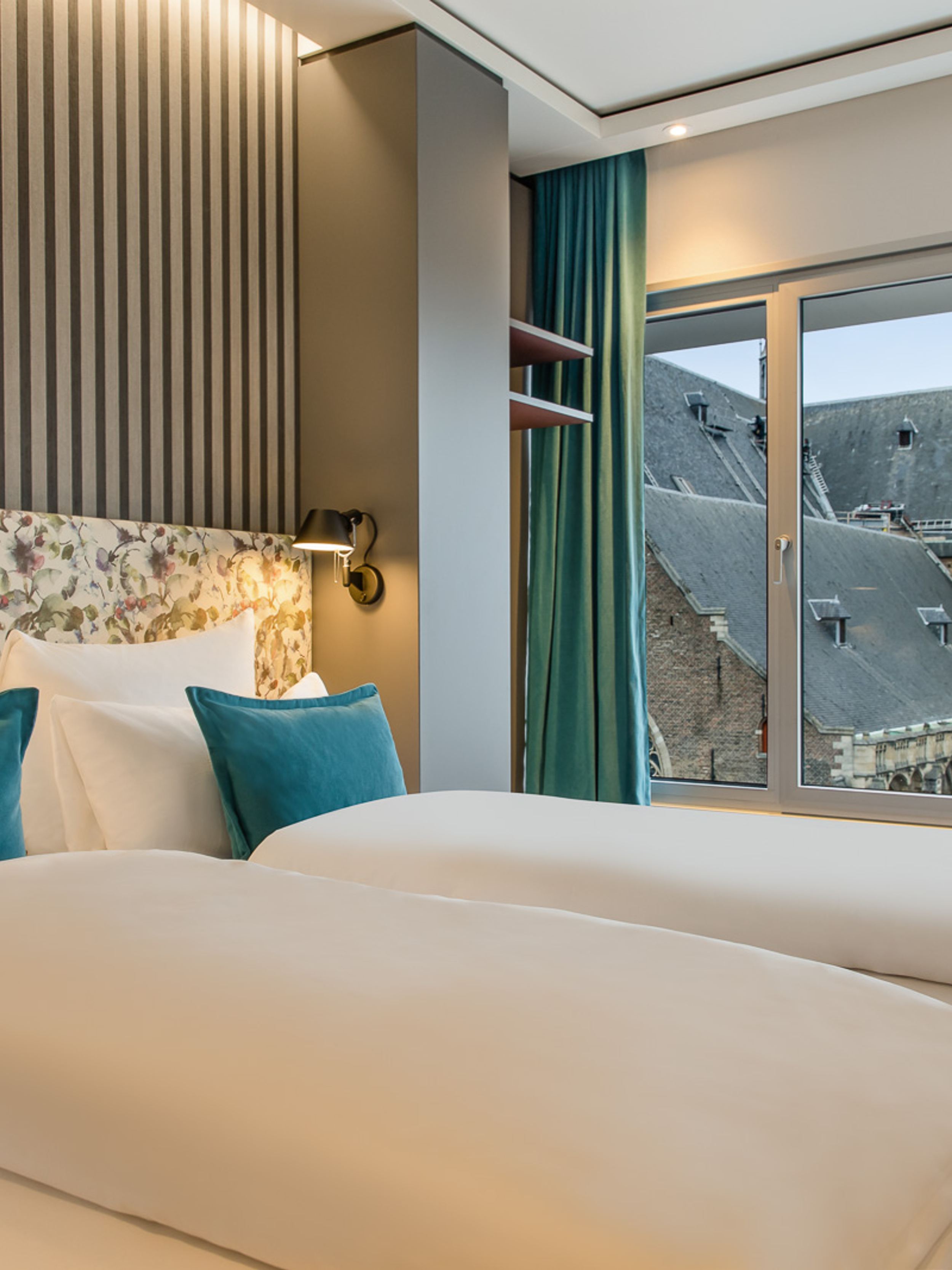 Designhotel Rotterdam Motel One Zimmer mit Doppelbett und Ausblick