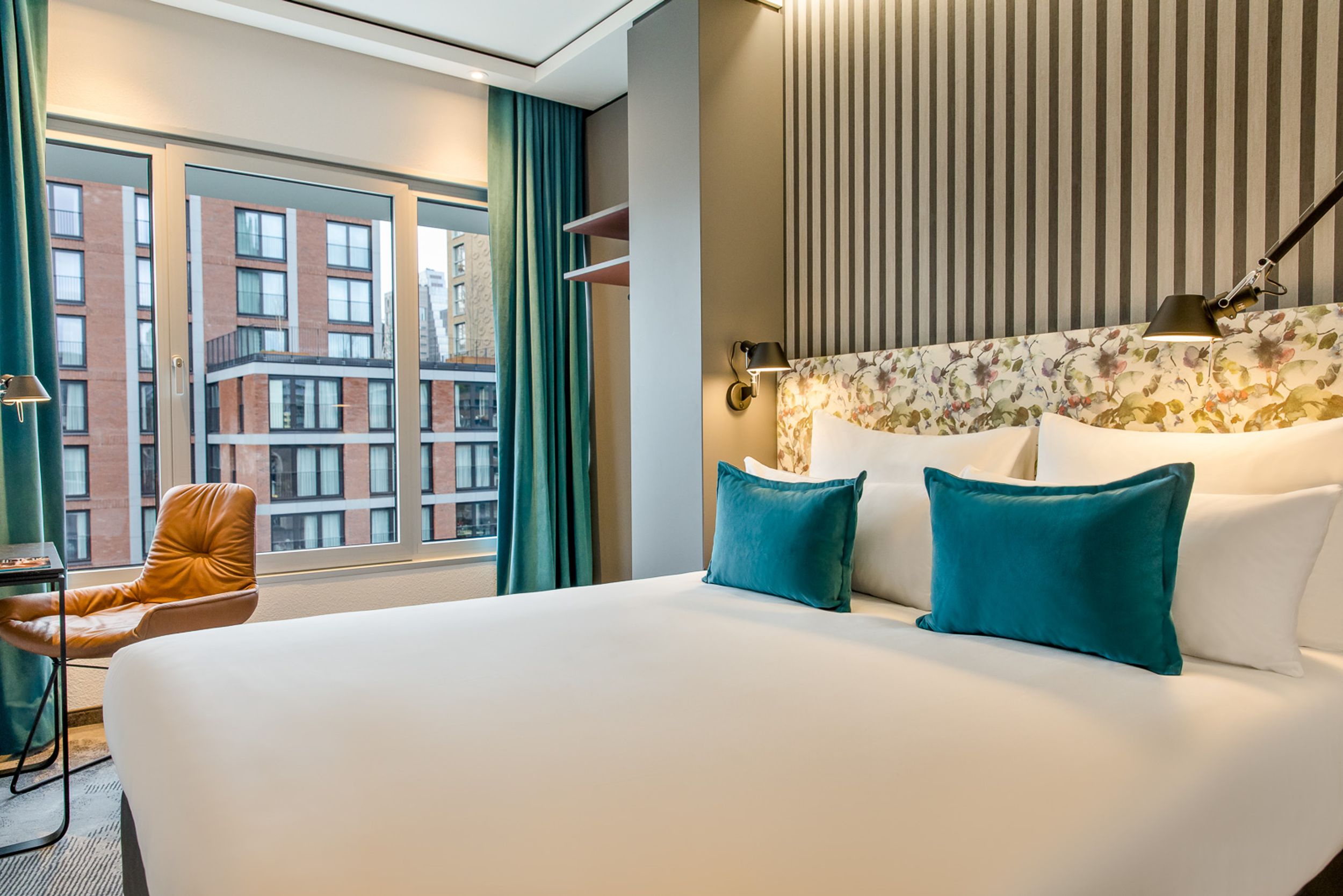 Hotel Rotterdam Motel One seitlicher Blick in lichtdurchflutetes Hotelzimmer