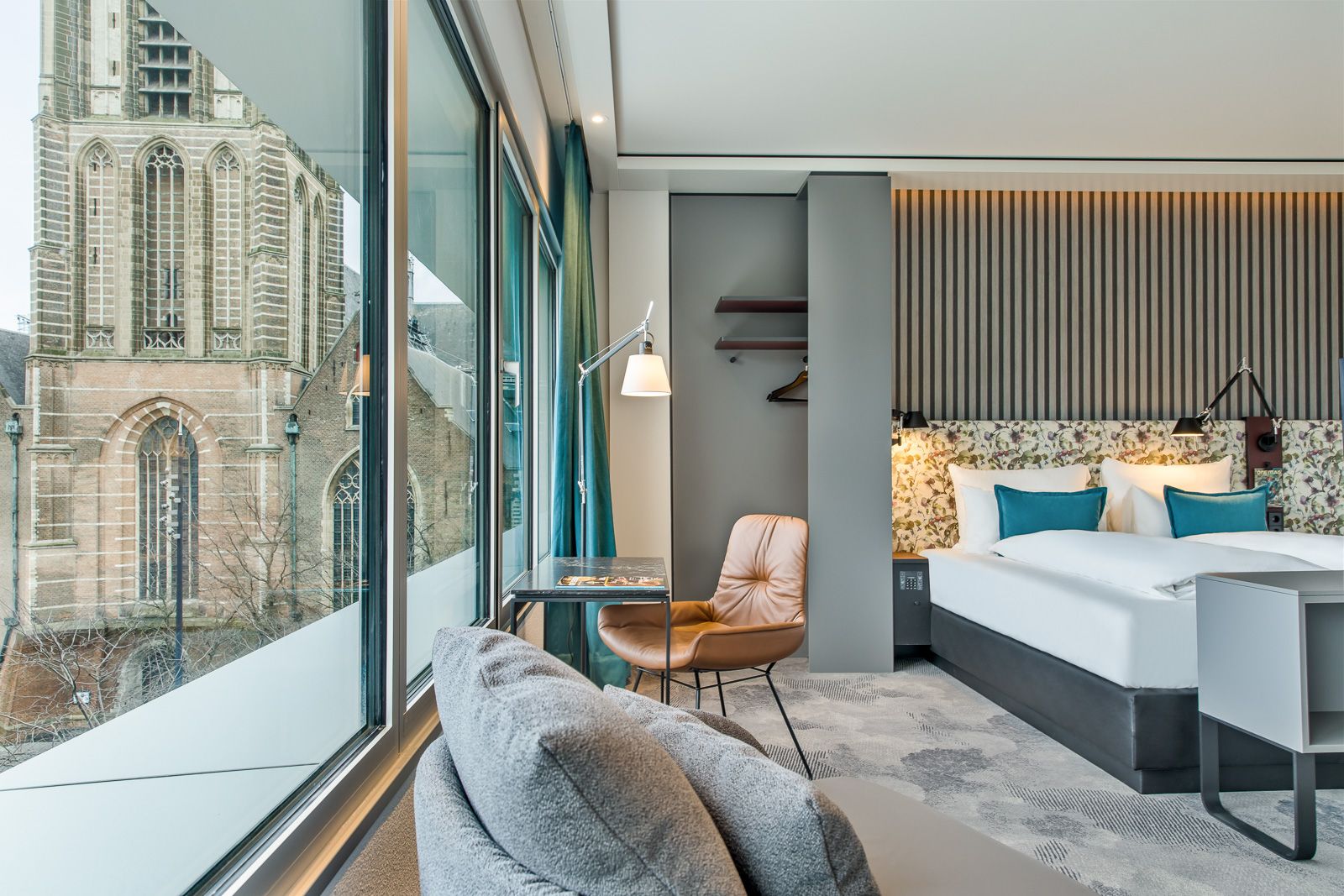 Hotel Rotterdam Motel One geräumiges Zimmer mit großer Fensterfront, Doppelbett und Sitzgelegenheiten