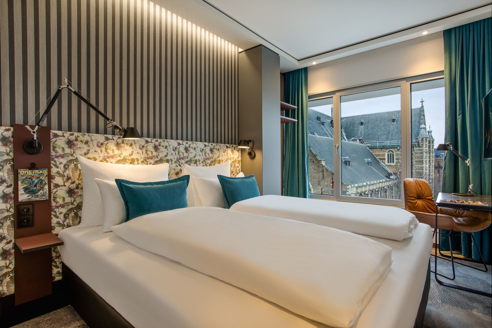 Designhotel Rotterdam Motel One Doppelbett sowie großes Fenster mit Ausblick
