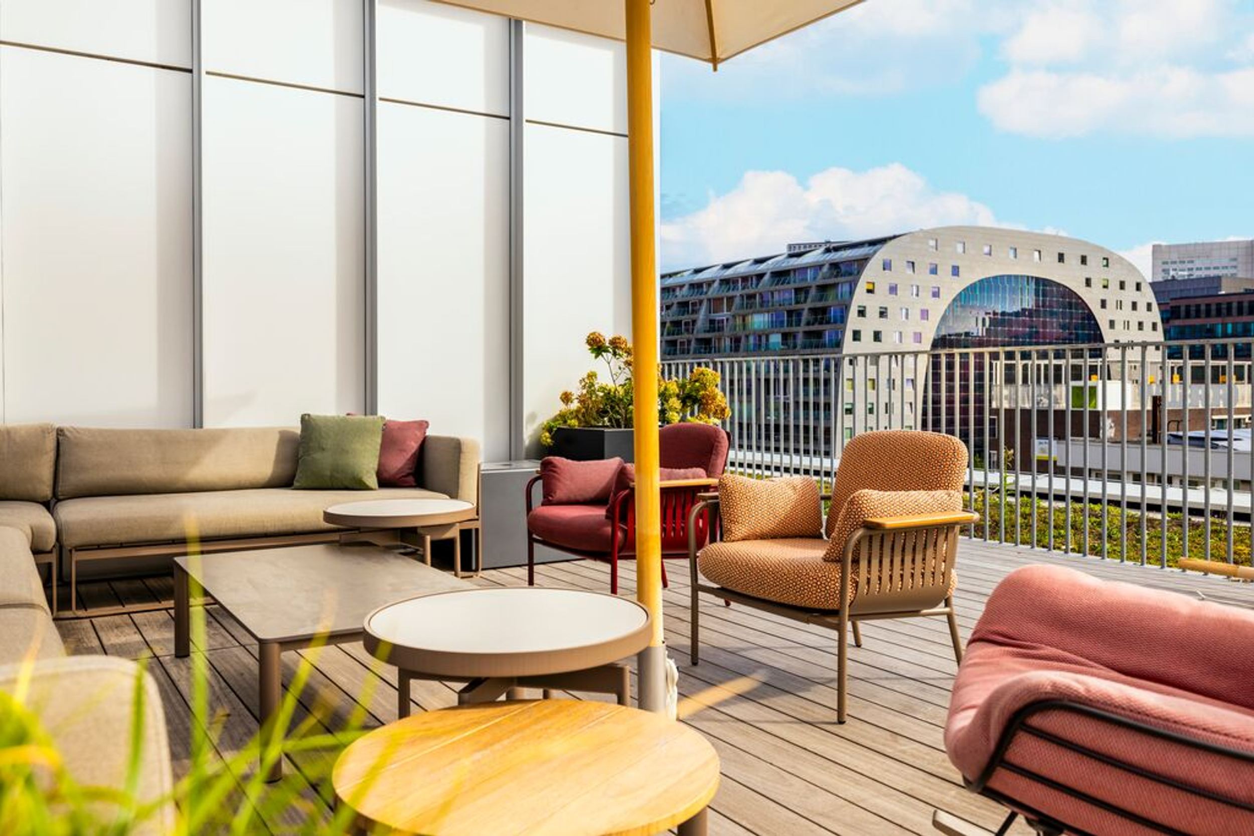 Hotel Rotterdam Motel One Terrasse mit Blick auf die Markthalle