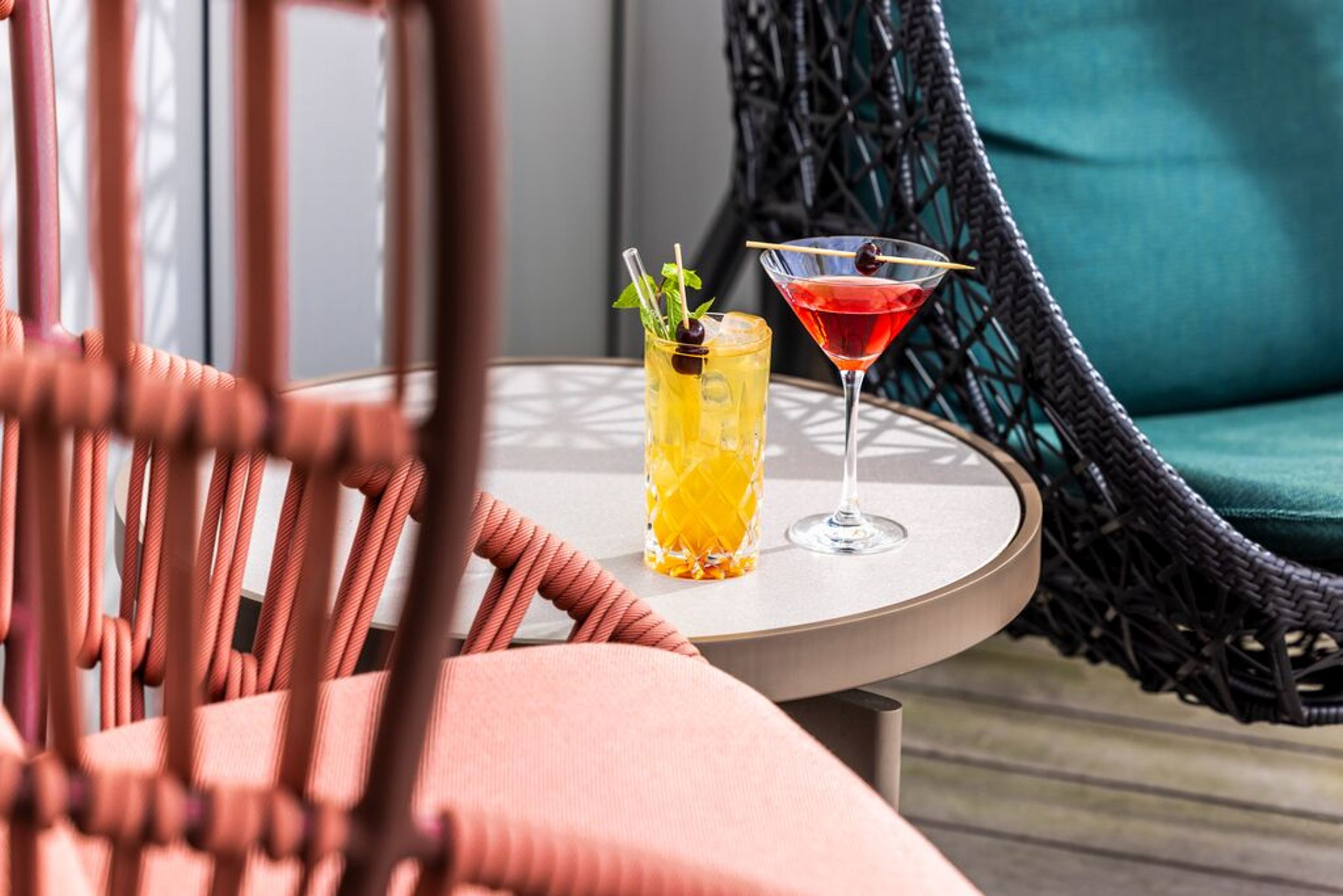 Hotel Rotterdam Motel One zwei Getränke auf einem Tisch einer Terrasse