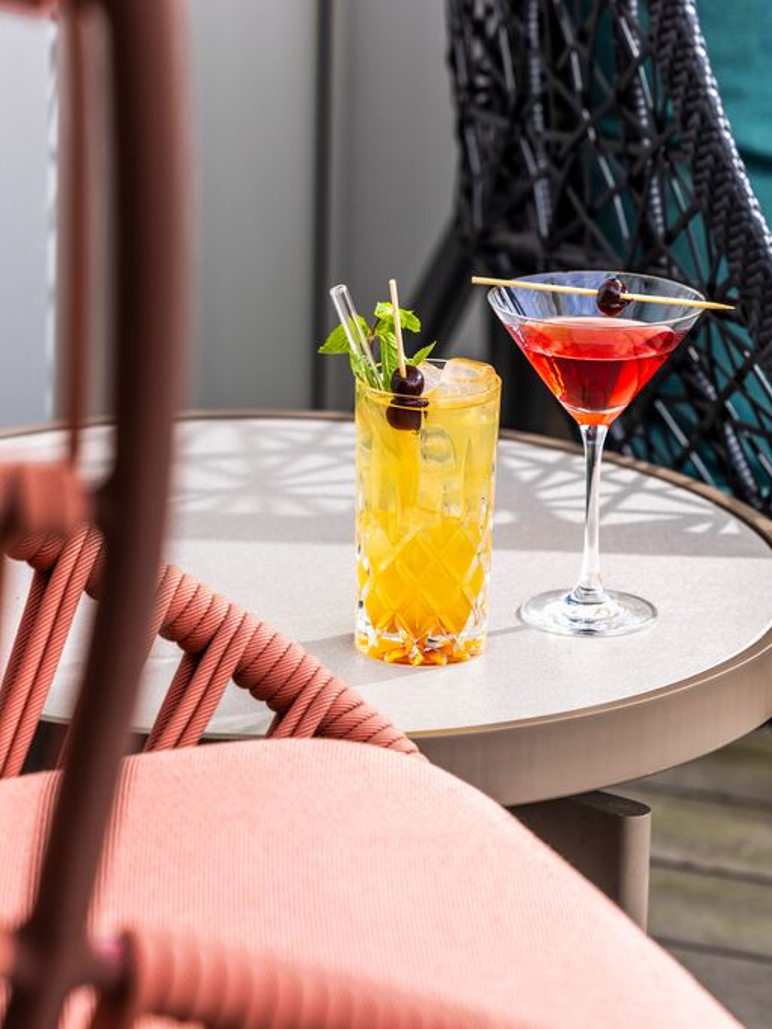 Hotel Rotterdam Motel One zwei Getränke auf einem Tisch einer Terrasse