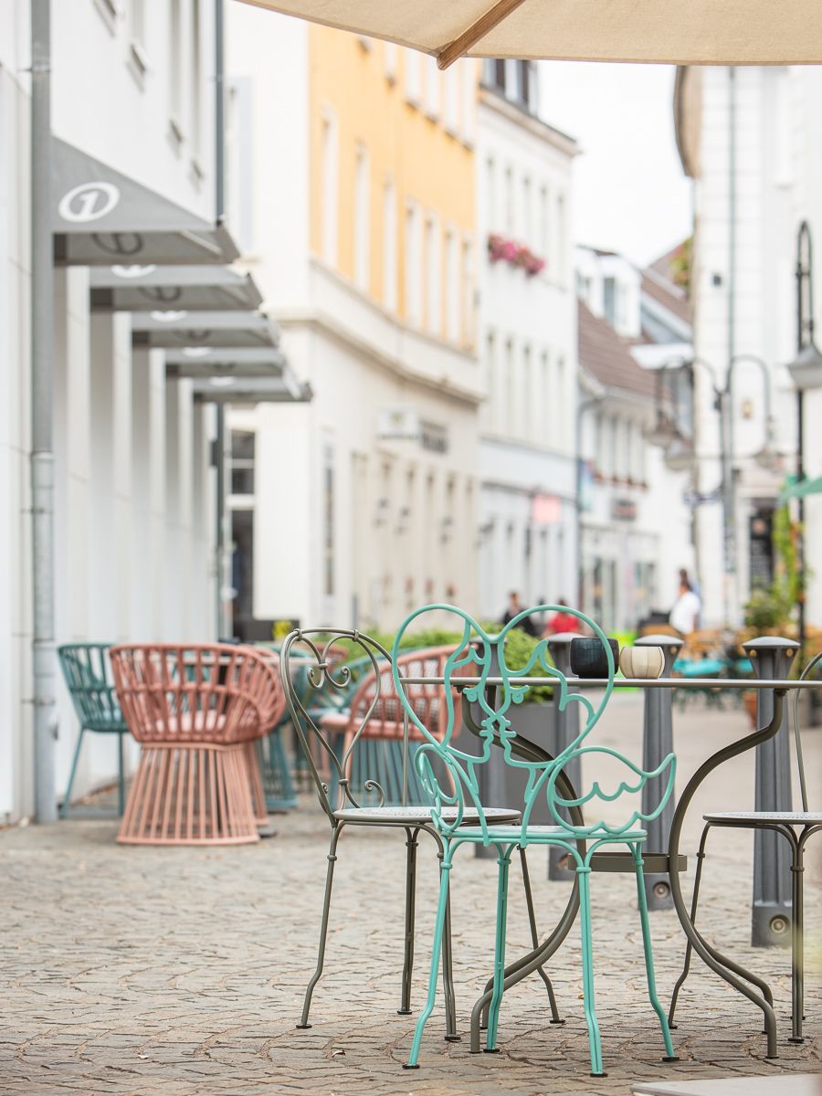hotel Saarbrücken Motel One outdoor seating area