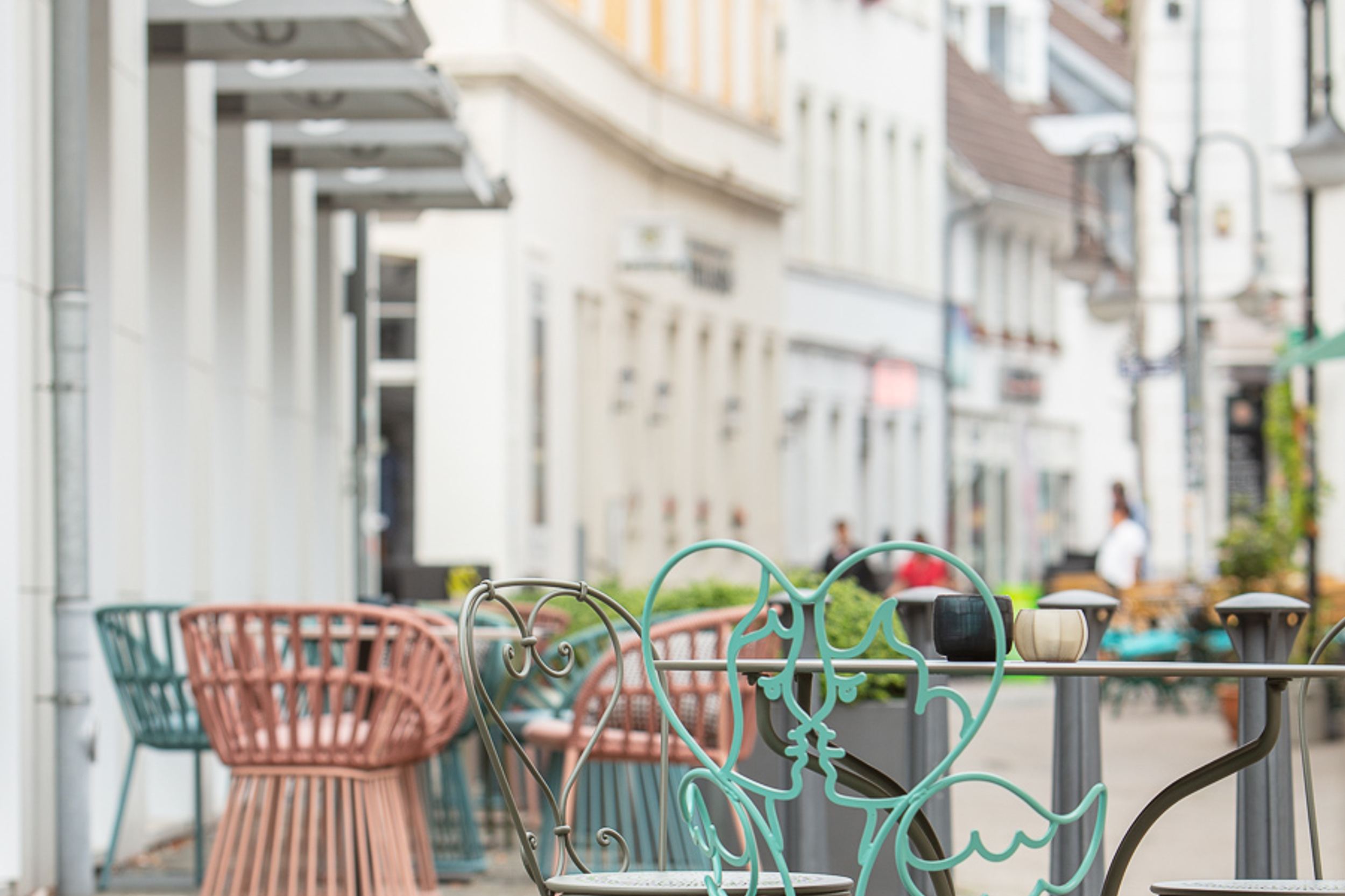 hotel Saarbrücken Motel One outdoor seating area
