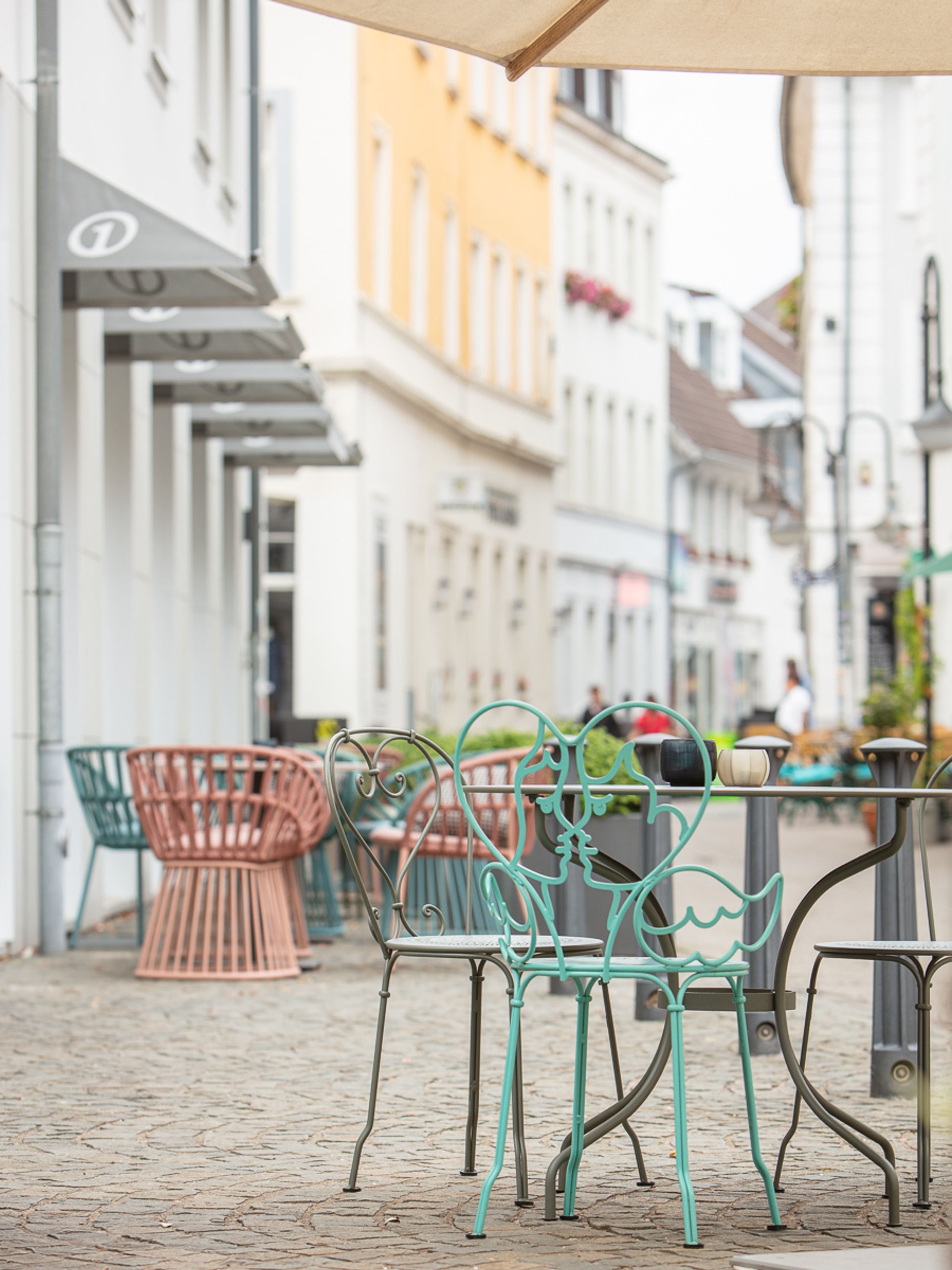 hotel Saarbrücken Motel One outdoor seating area