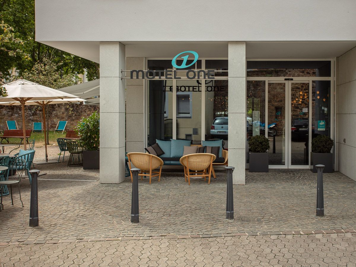 hotel Saarbrücken Motel One entrance area with logo and seating