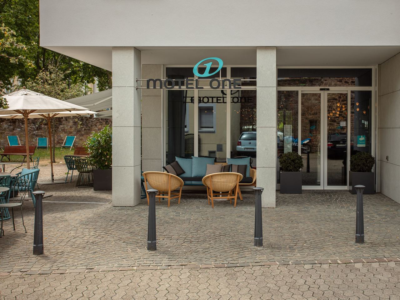 Hotel Saarbrücken Motel One Eingangsbereich mit Logo und Sitzgelegenheiten