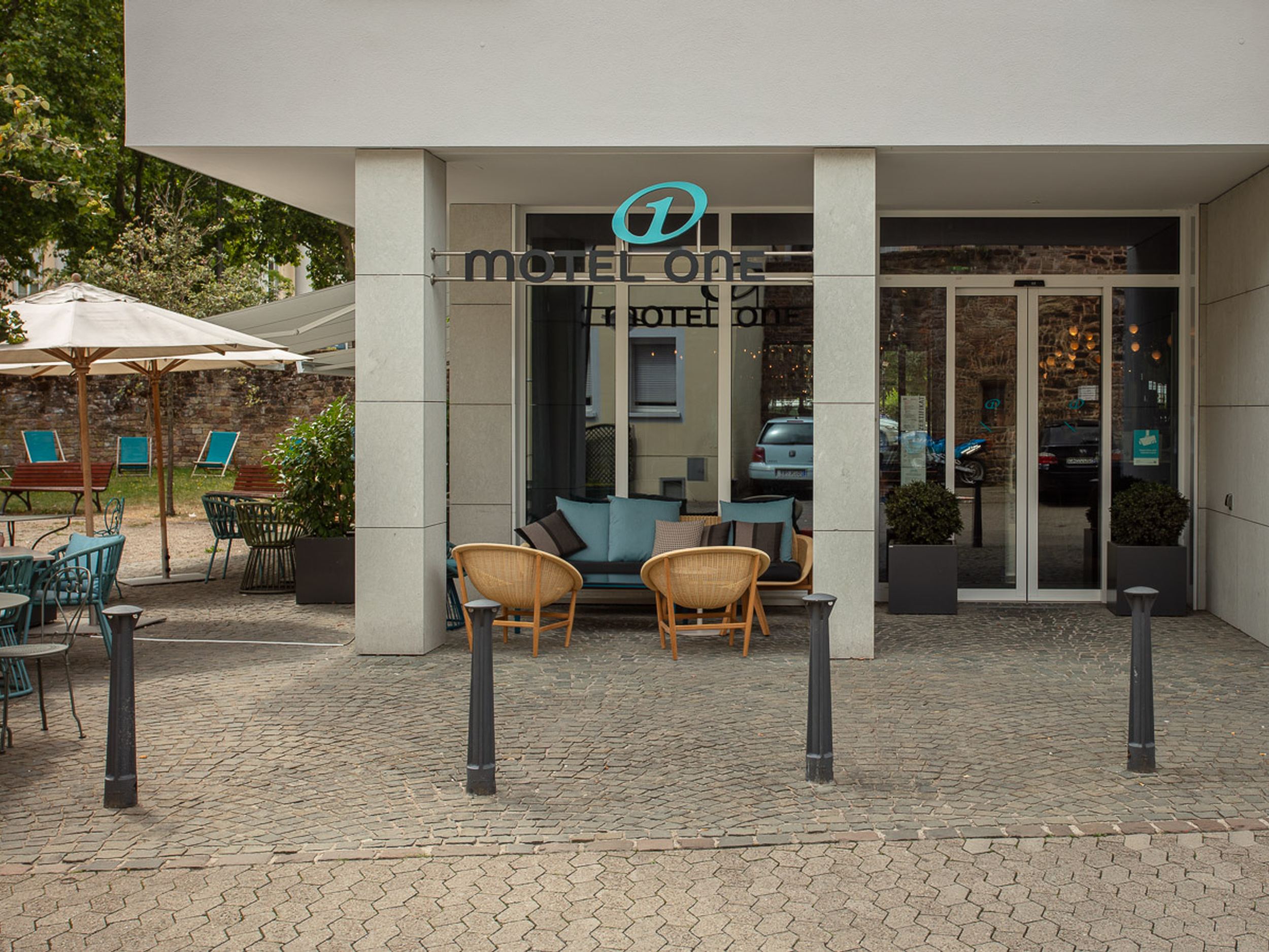 hotel Saarbrücken Motel One entrance area with logo and seating