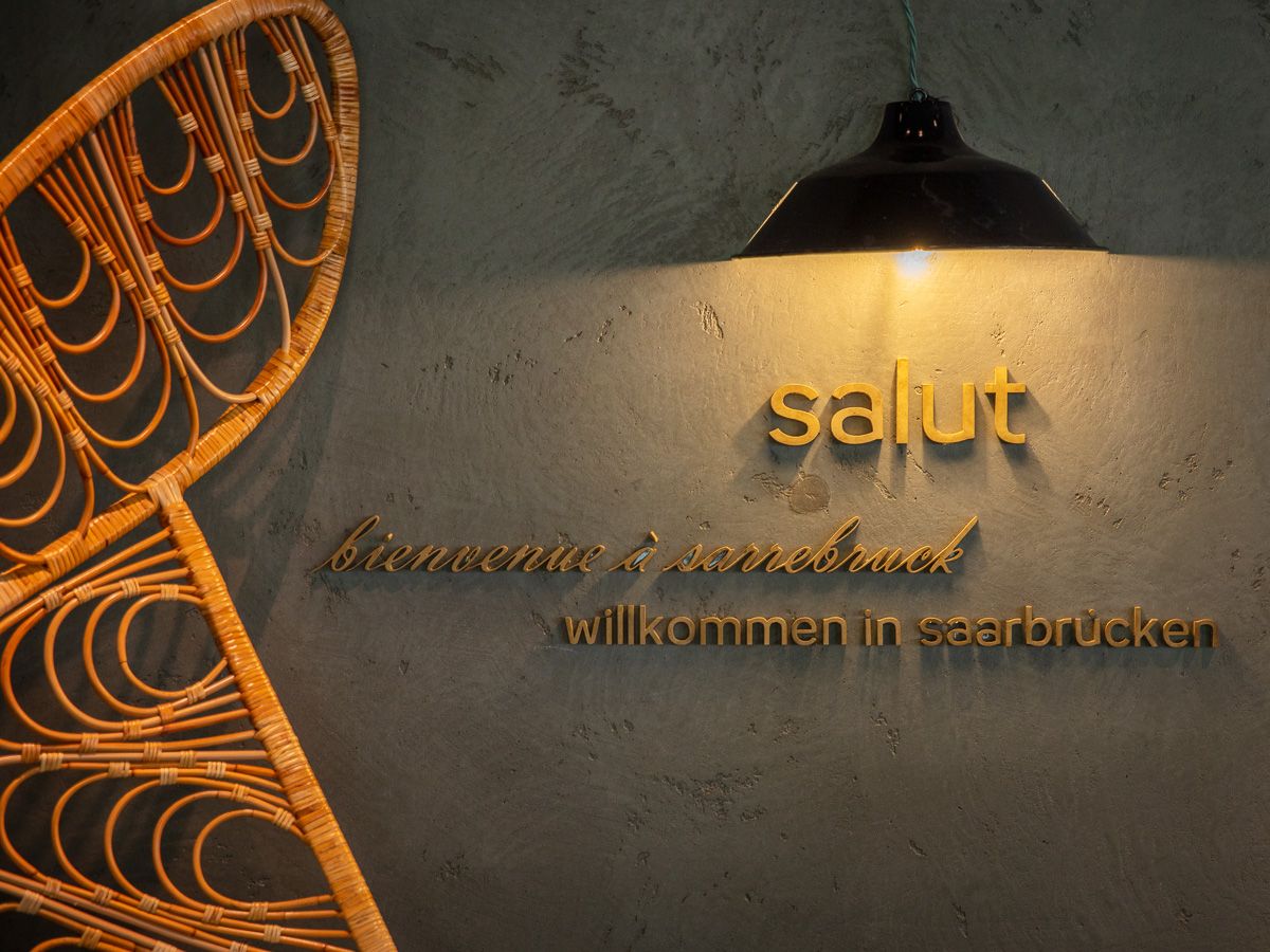 hotel Saarbrücken Motel One "Salut" lettering on the wall