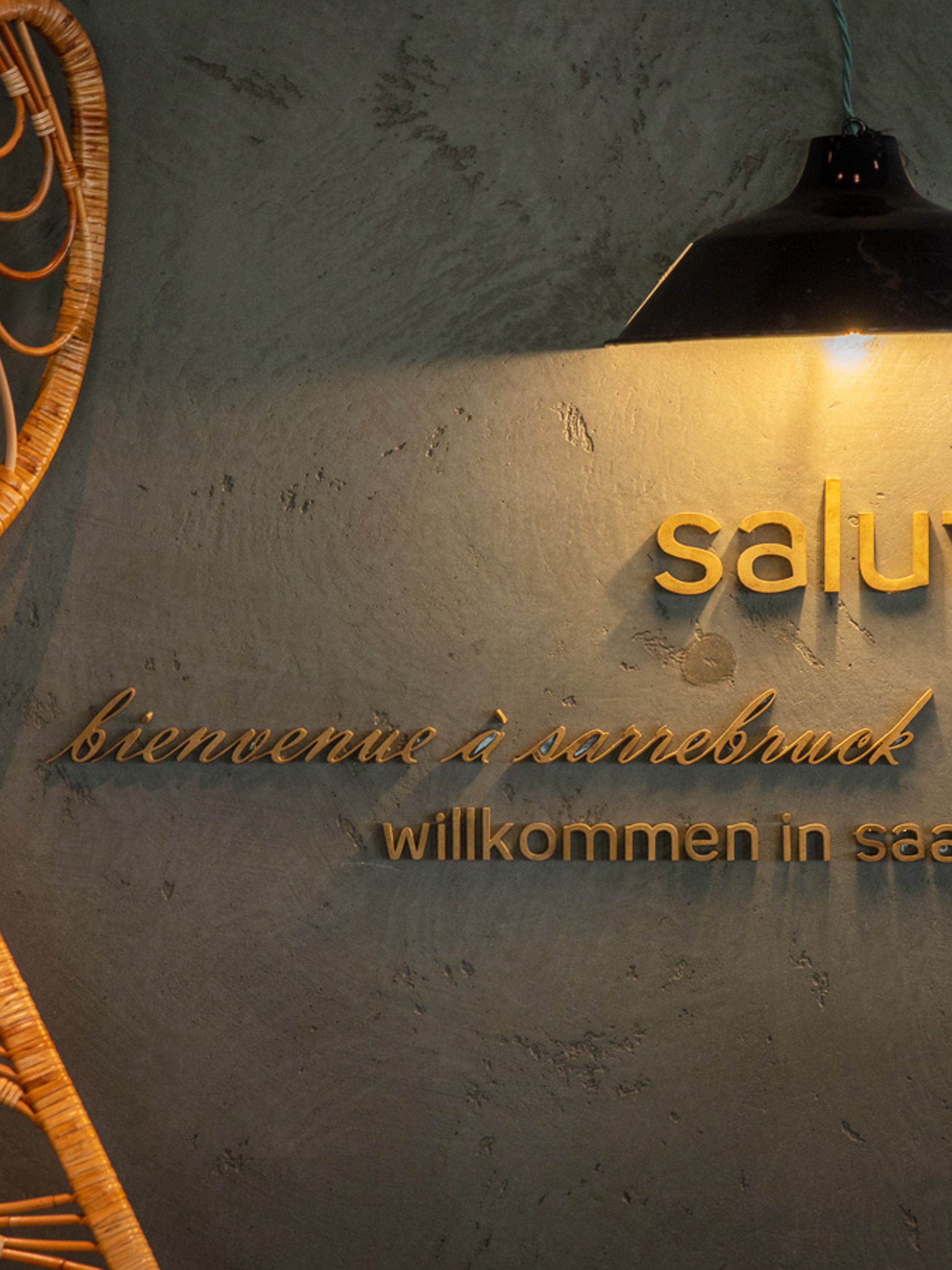 Hotel Saarbrücken Motel One Salut Schriftzug an der Wand