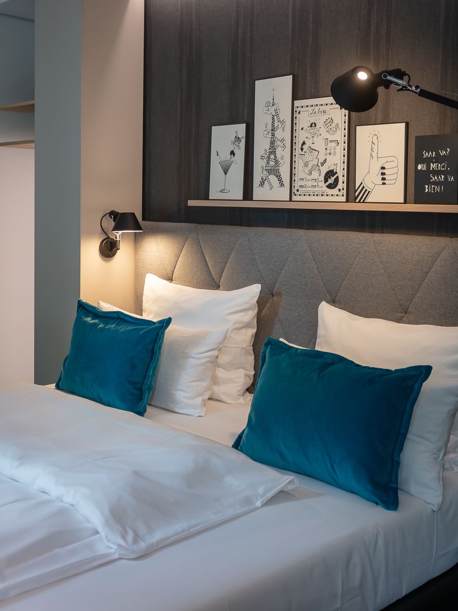 hotel Saarbrücken Motel One close-up of double bed with decorative pillows