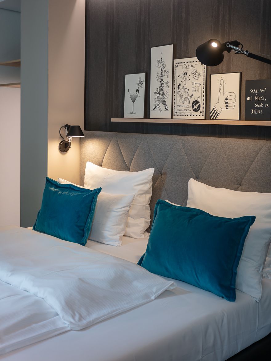 hotel Saarbrücken Motel One close-up of double bed with decorative pillows